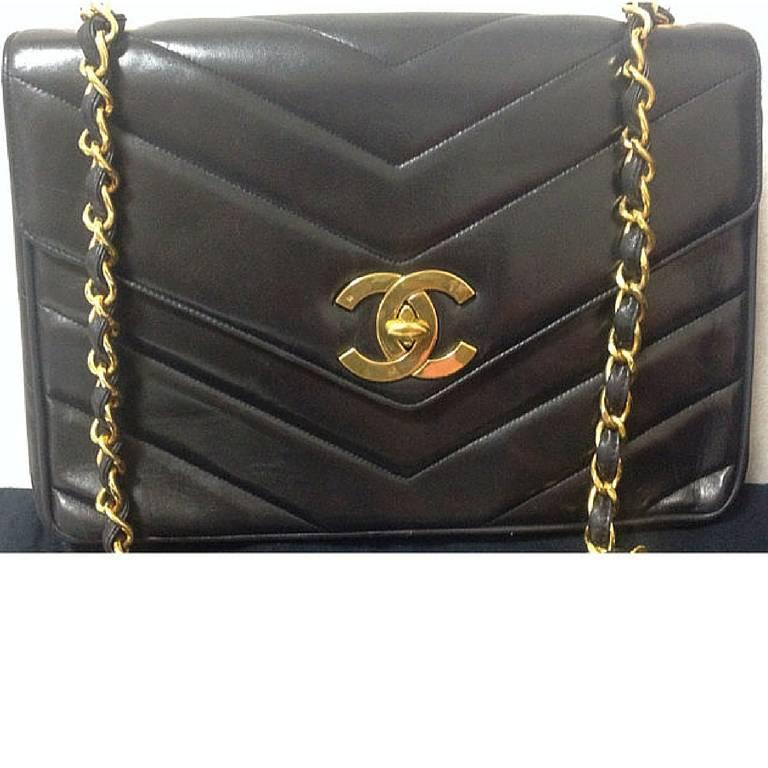 Vintage CHANEL 2.55 black lambskin large, jumbo size shoulder bag, chevron style In Good Condition In Kashiwa, Chiba