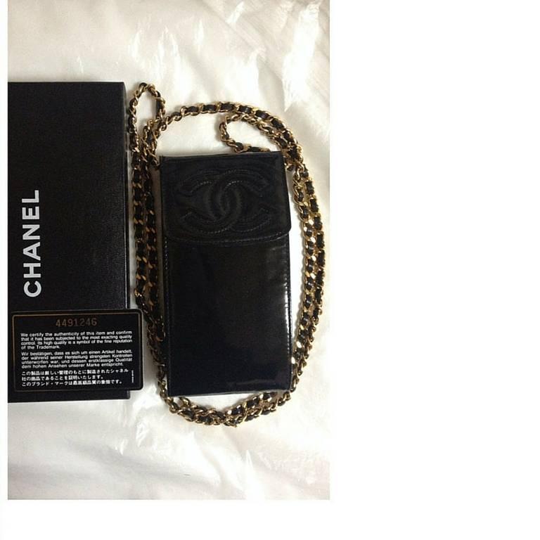 Vintage CHANEL black patent enamel leather mini pouch purse with golden chain In Good Condition In Kashiwa, Chiba