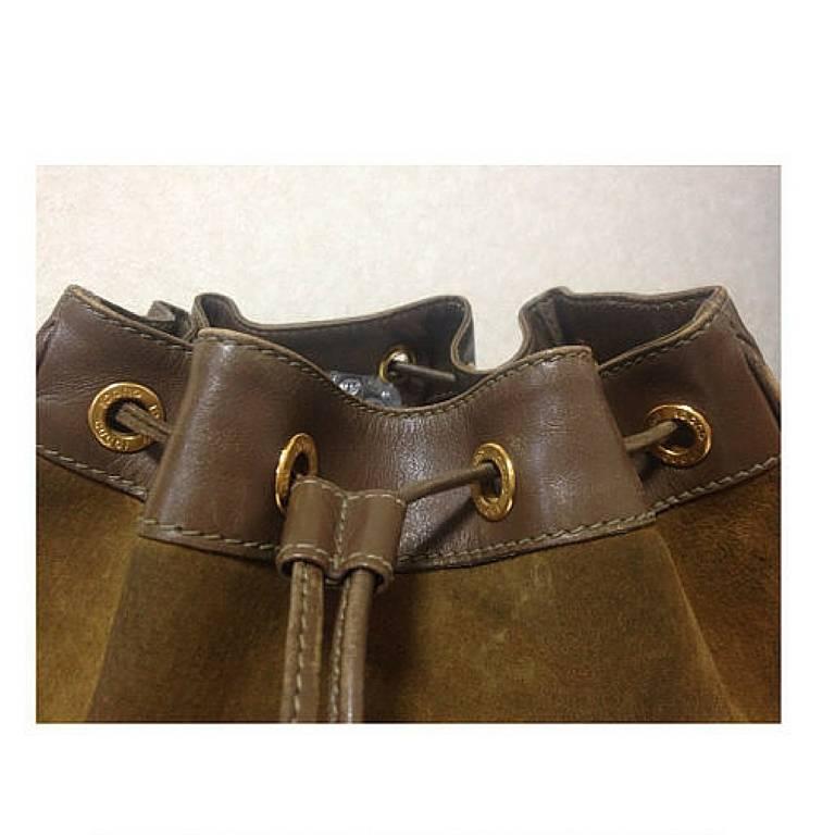Vintage Gucci genuine brown suede large hobo bucket shoulder bag, horsebit motif In Good Condition For Sale In Kashiwa, Chiba
