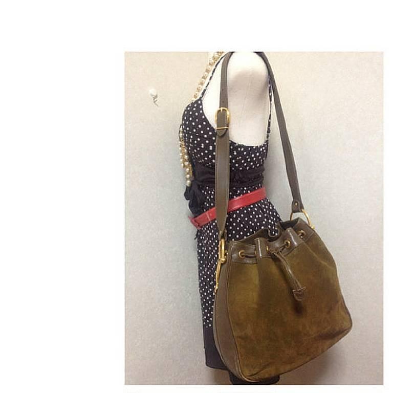 Vintage Gucci genuine brown suede large hobo bucket shoulder bag, horsebit motif For Sale 4