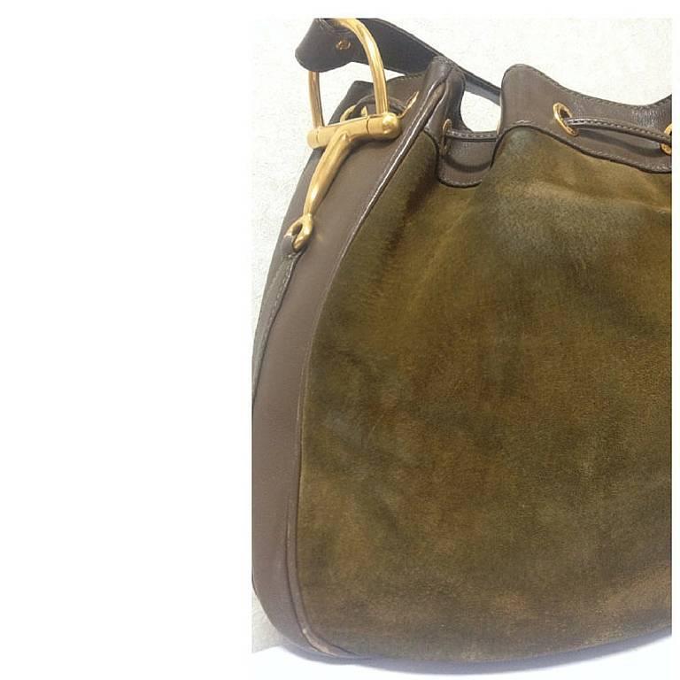 Women's or Men's Vintage Gucci genuine brown suede large hobo bucket shoulder bag, horsebit motif For Sale