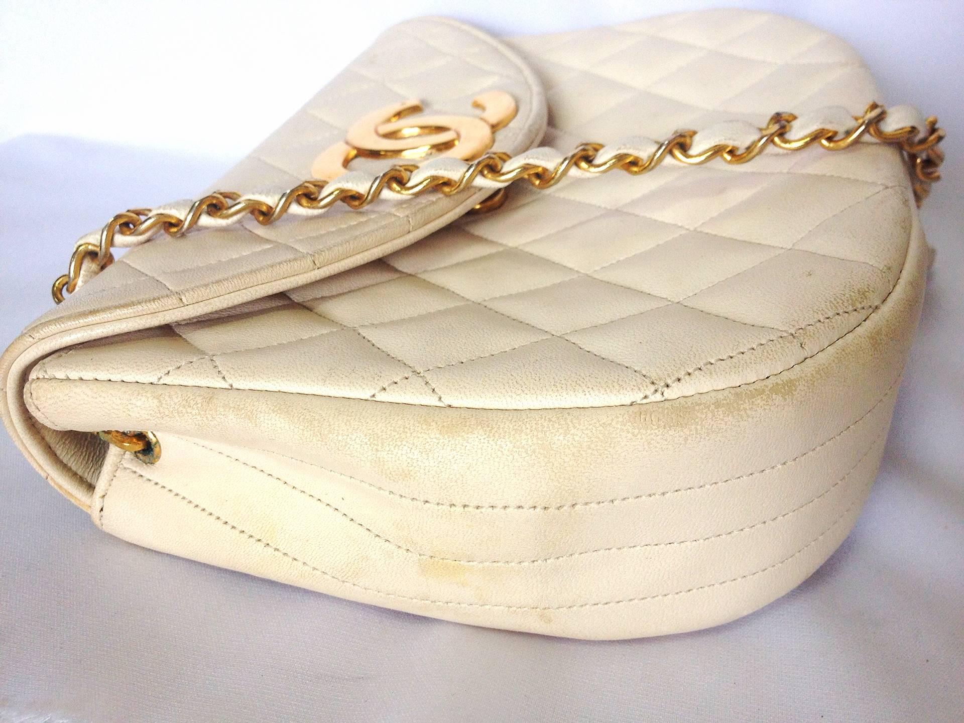 80's Vintage CHANEL ivory white quilted lambskin shoulder purse with large cc. For Sale 1