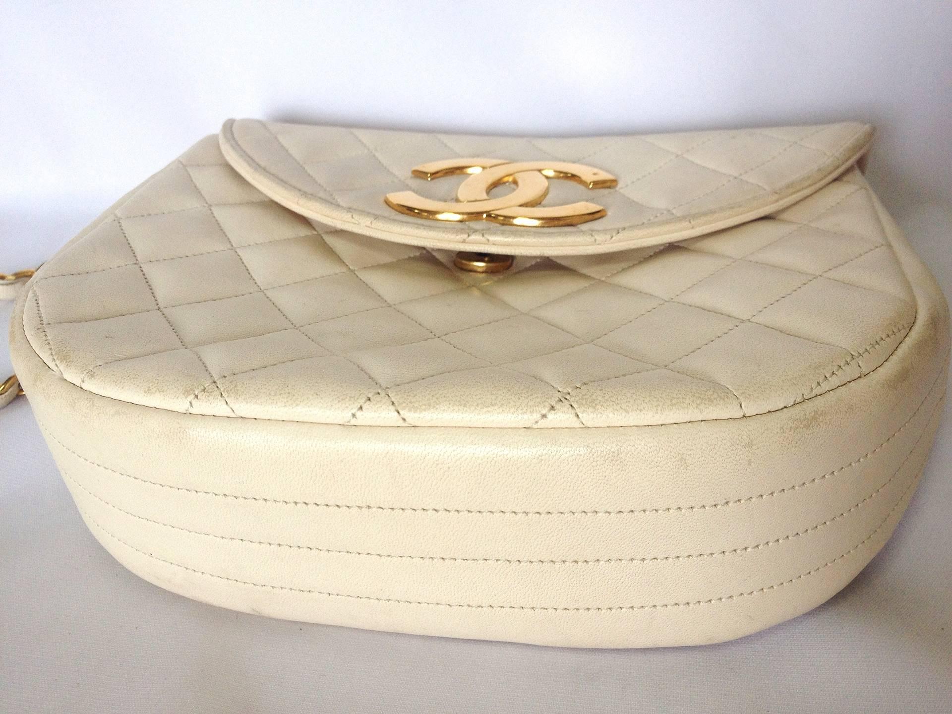 Women's 80's Vintage CHANEL ivory white quilted lambskin shoulder purse with large cc. For Sale