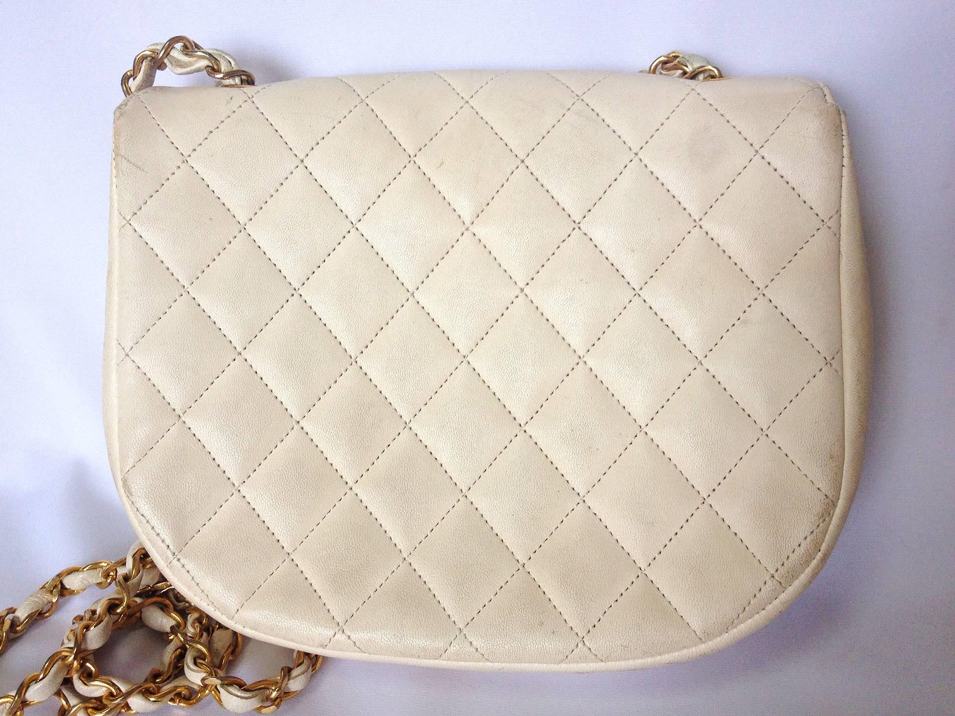 80's Vintage CHANEL ivory white quilted lambskin shoulder purse with large cc. In Fair Condition For Sale In Kashiwa, Chiba