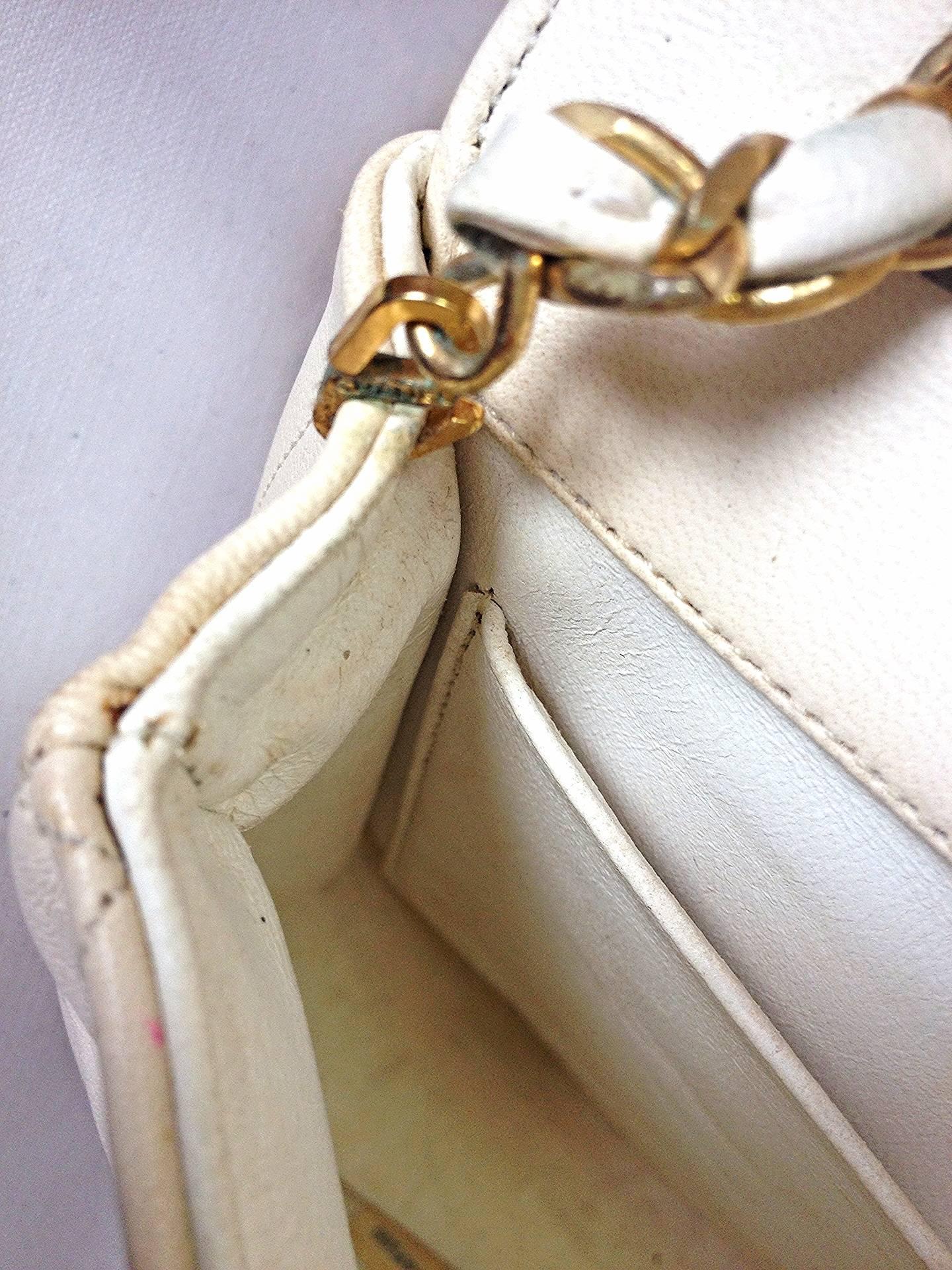 80's Vintage CHANEL ivory white quilted lambskin shoulder purse with large cc. For Sale 2
