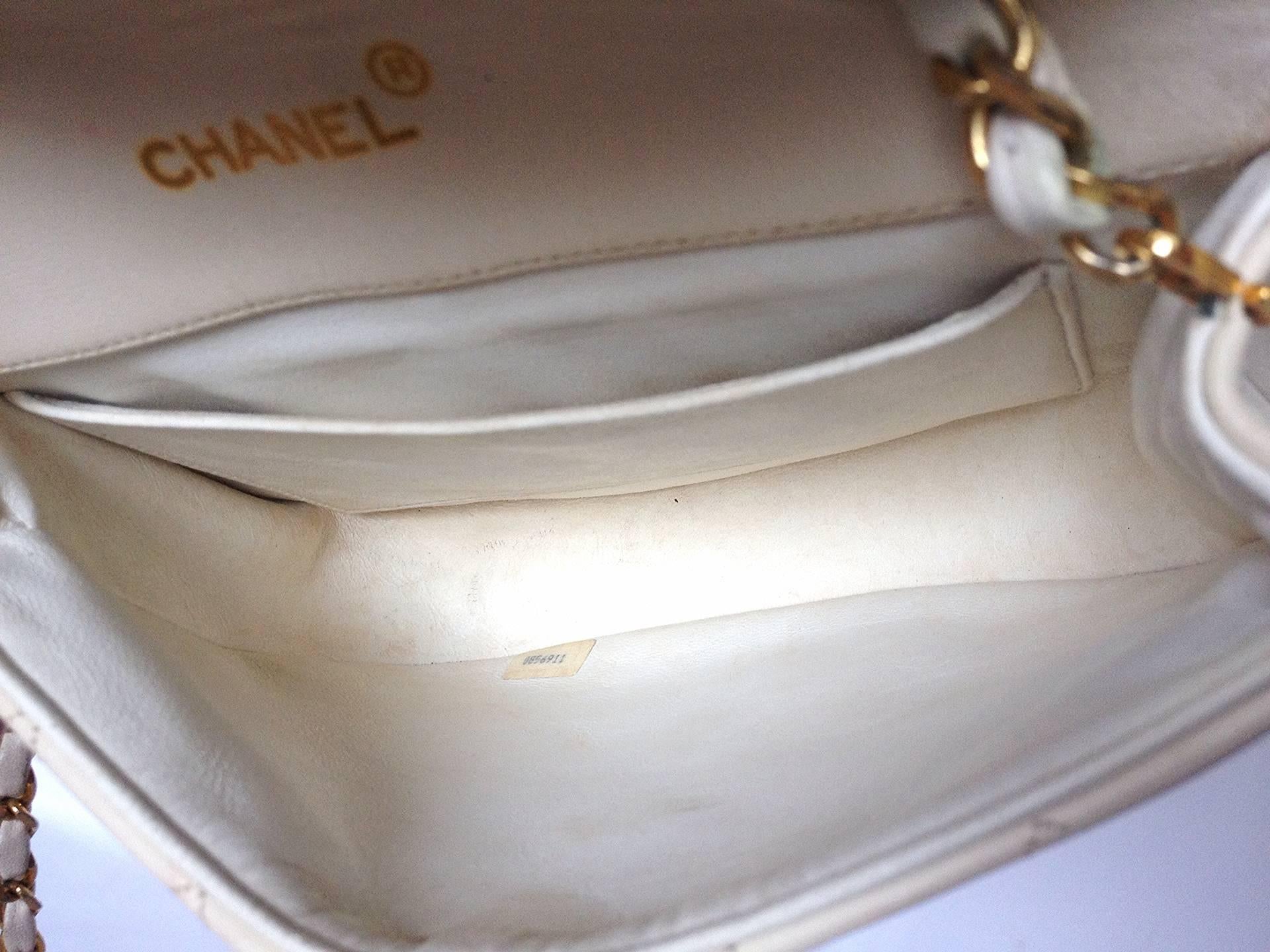 80's Vintage CHANEL ivory white quilted lambskin shoulder purse with large cc. For Sale 4
