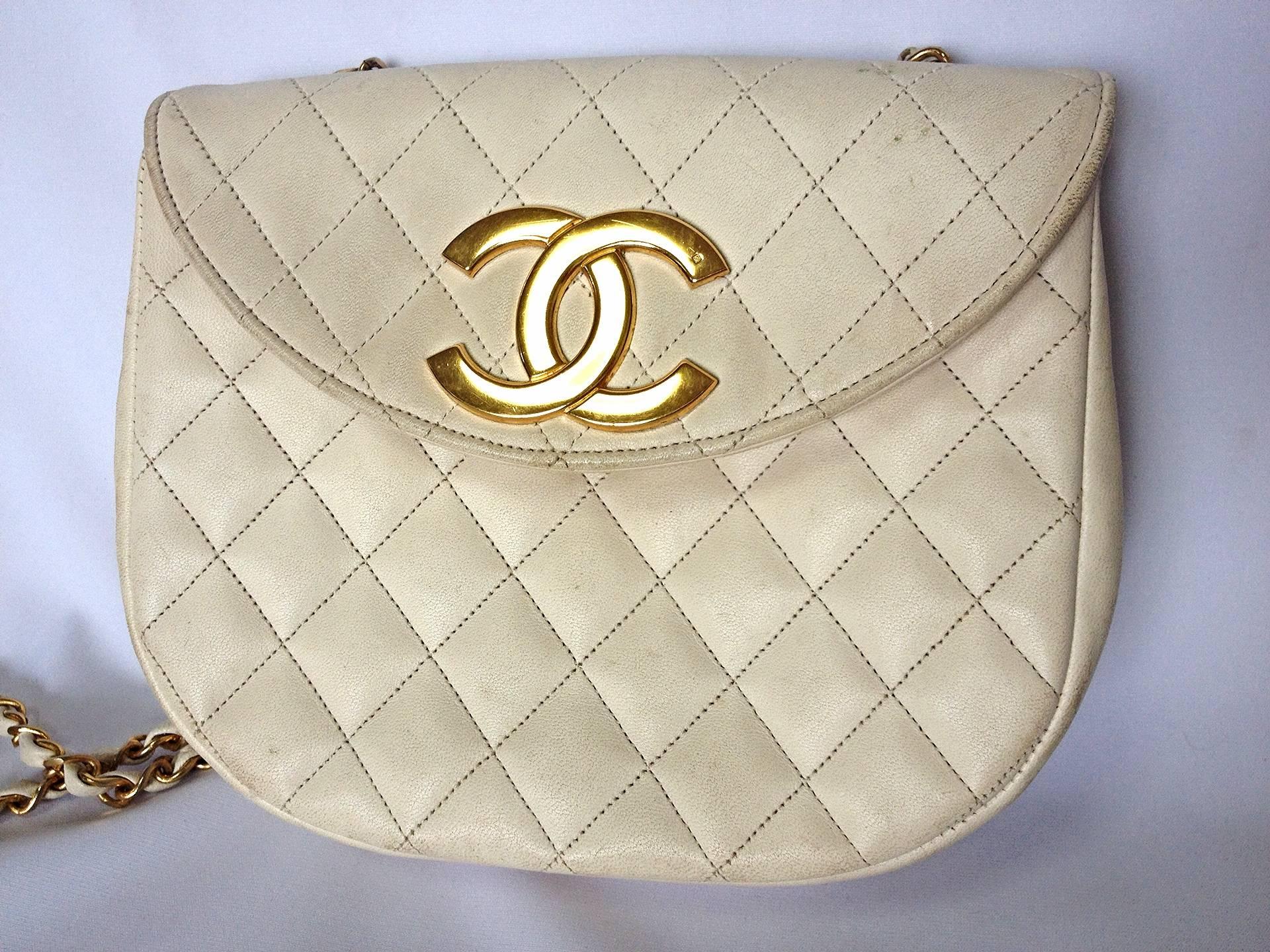 80's Vintage CHANEL ivory white quilted lambskin shoulder purse with large golden CC oval flap and chain strap.

Here is another rare piece, a hard-to-find vintage treasury bag from Chanel from the 80's.

The unique thing about this purse is its