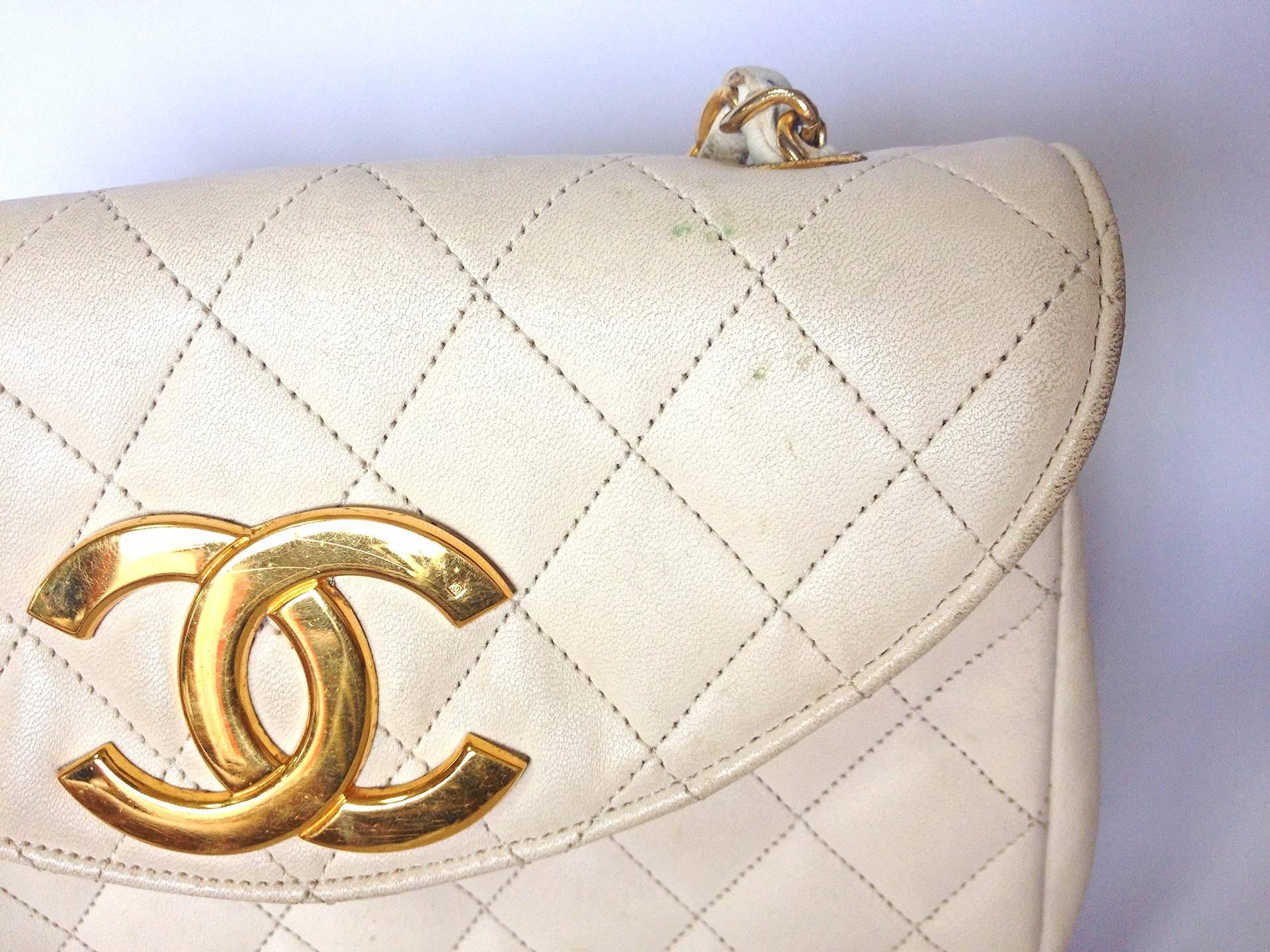 Beige 80's Vintage CHANEL ivory white quilted lambskin shoulder purse with large cc. For Sale