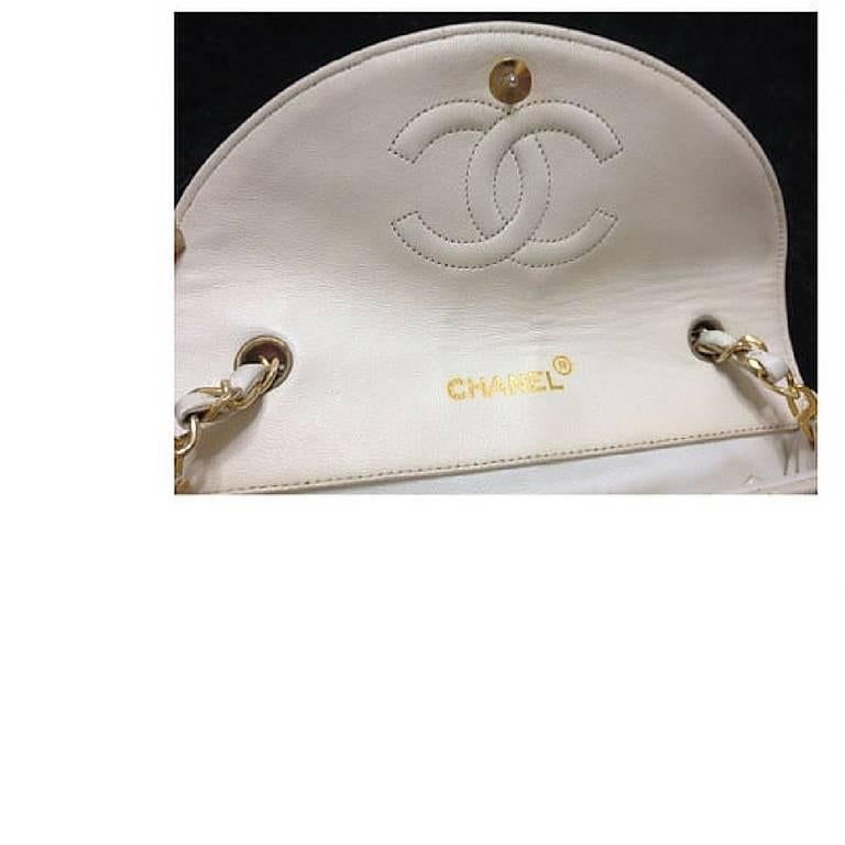 80's Vintage CHANEL ivory white quilted lambskin shoulder purse with large cc. For Sale 3