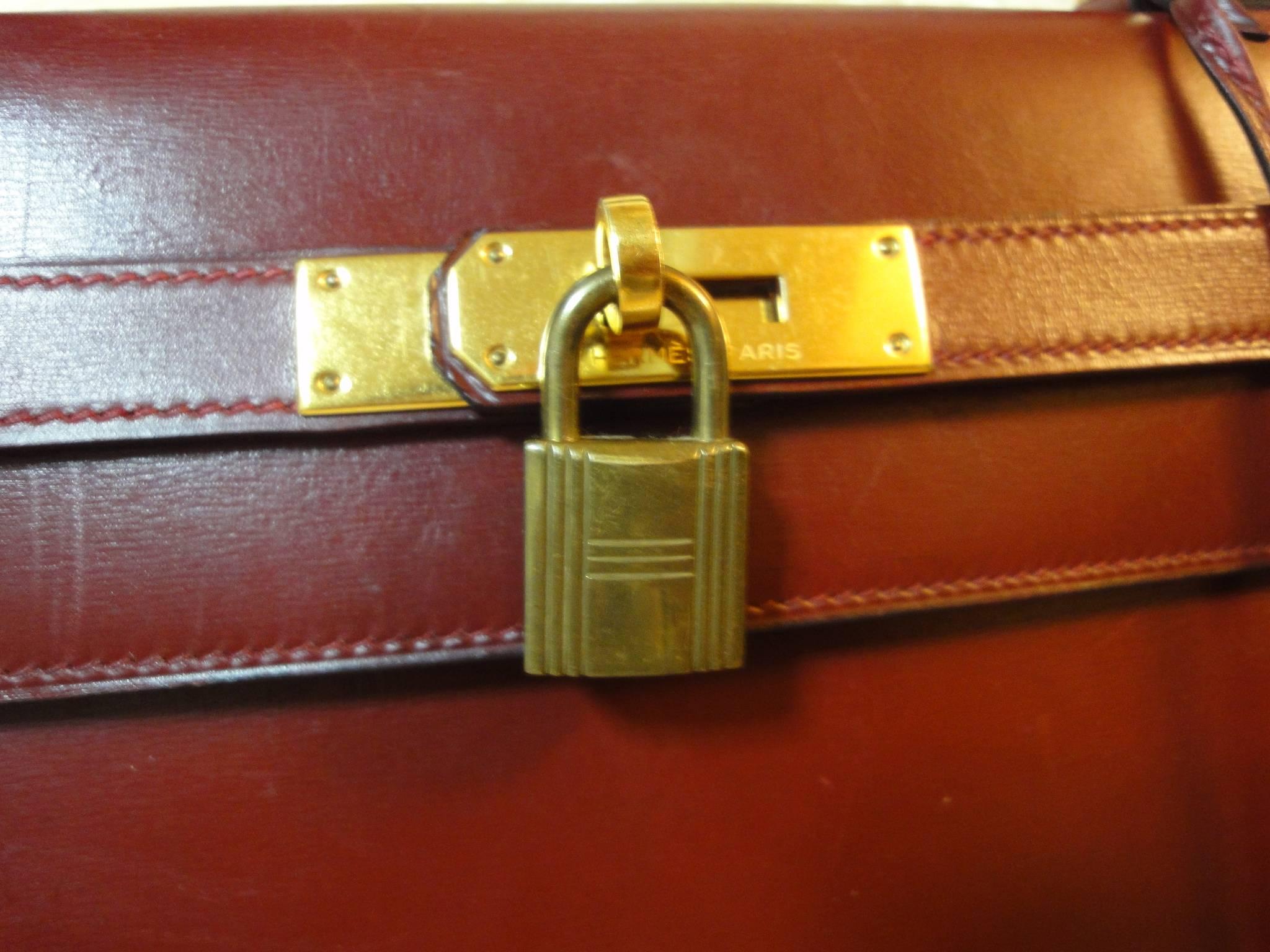 Años 80 Vintage HERMES Kelly 32 bolso rouge caja ceniza piel de becerro. Rojo, marrón. Marrón