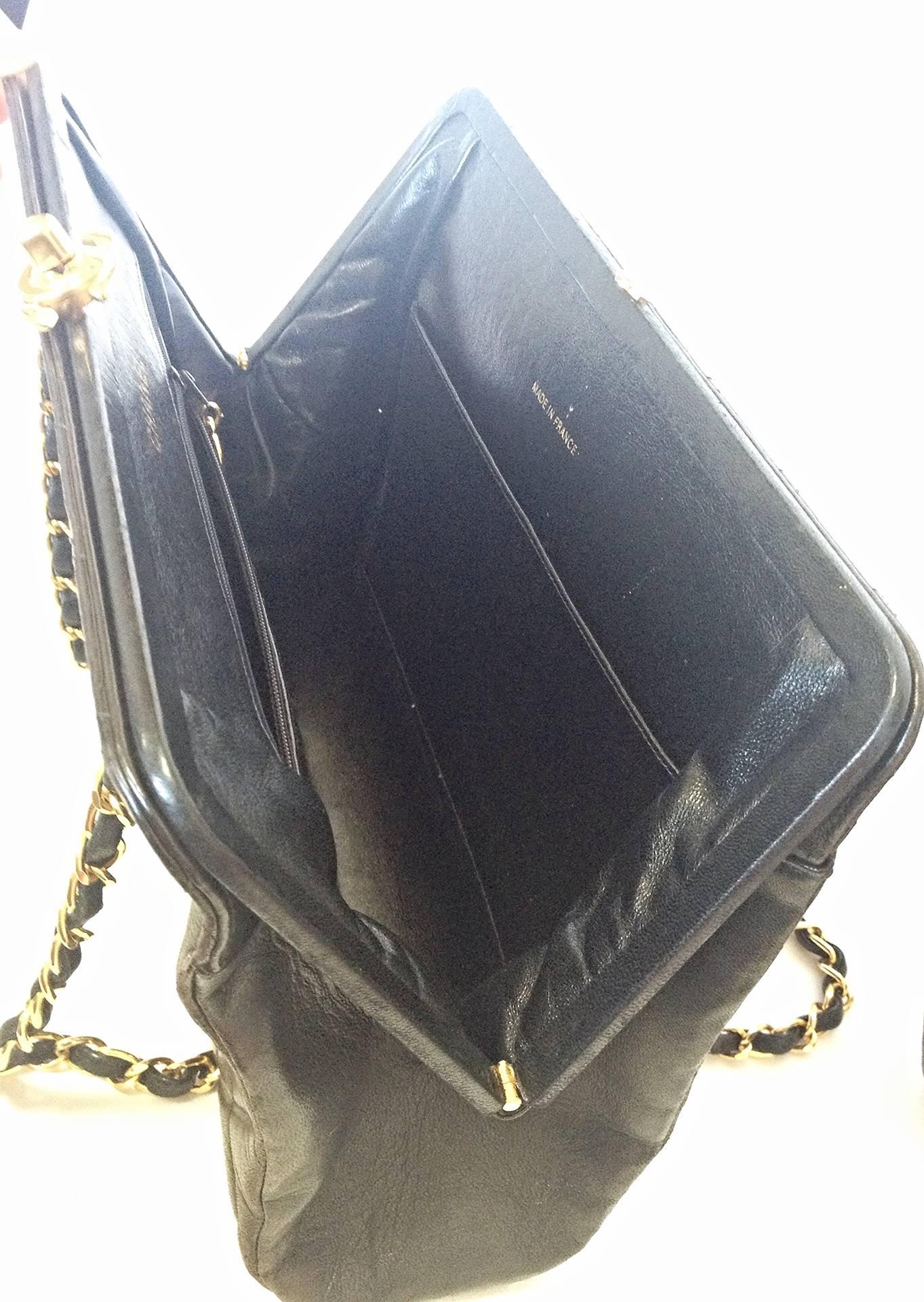 Gray Vintage CHANEL black leather chain shoulder bag with golden CC kiss lock closure For Sale