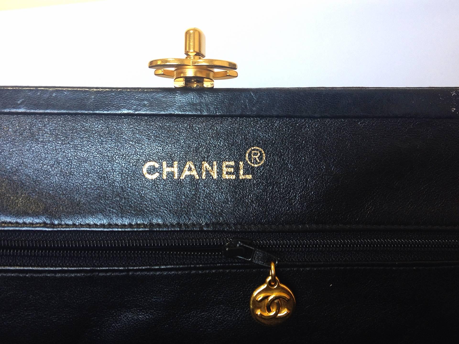 Vintage CHANEL black leather chain shoulder bag with golden CC kiss lock closure In Good Condition For Sale In Kashiwa, Chiba