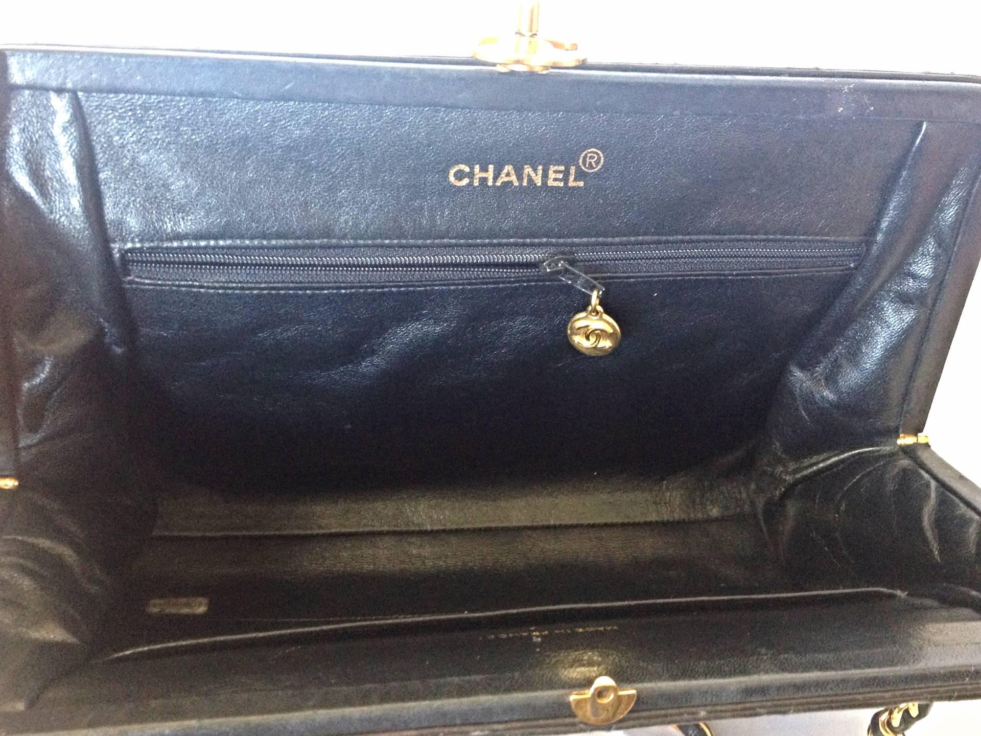 Women's Vintage CHANEL black leather chain shoulder bag with golden CC kiss lock closure For Sale