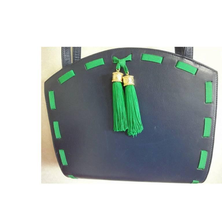 Vintage MOSCHINO navy leather tote bag with green tape trimming and fringes. Perfect purse for daily use

Introducing a chic and cute vintage piece from Moschino back in the early 90's!
Featuring green grosgrain tape trimmings at front and