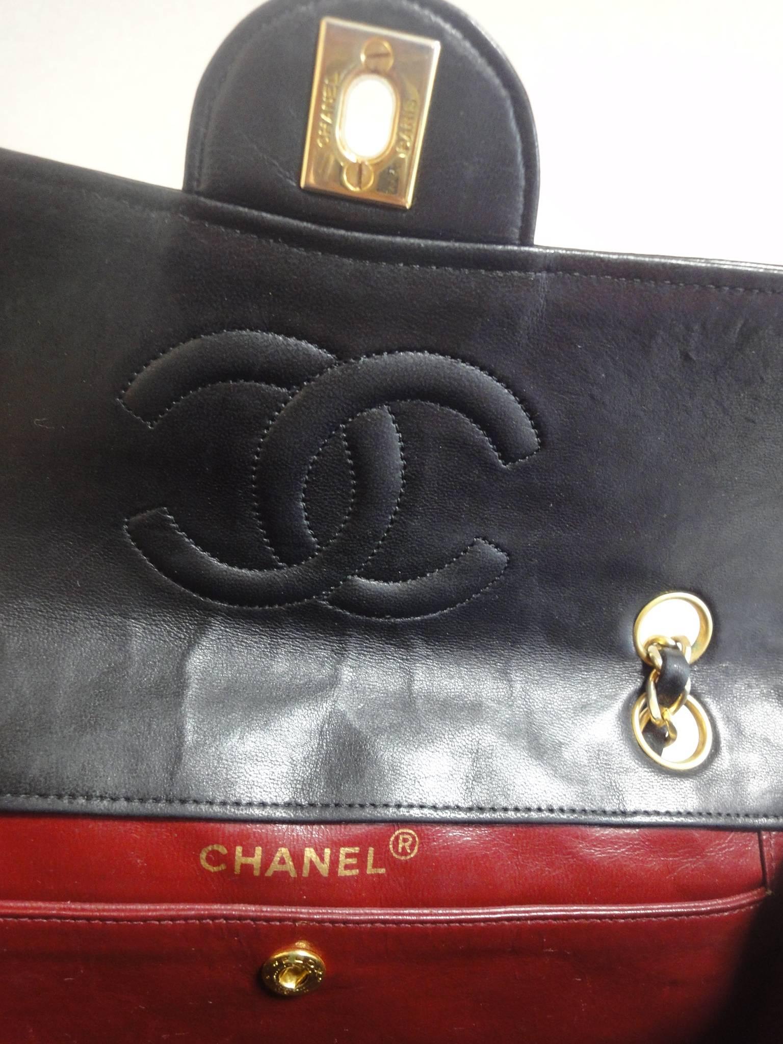 Vintage Chanel classic 2.55 black lambskin shoulder bag with golden chain straps 4