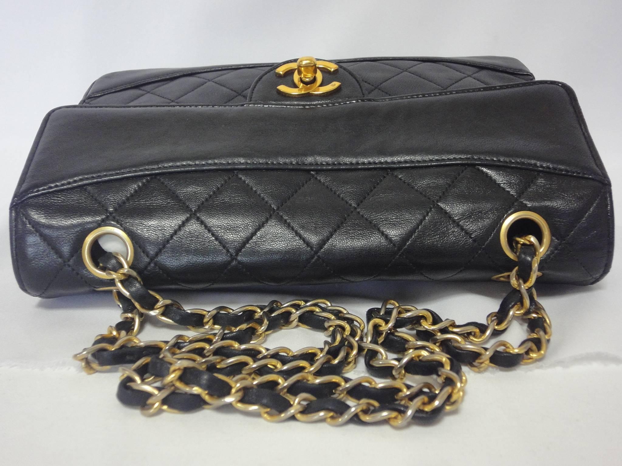 Vintage Chanel classic 2.55 black lambskin shoulder bag with golden chain straps 1