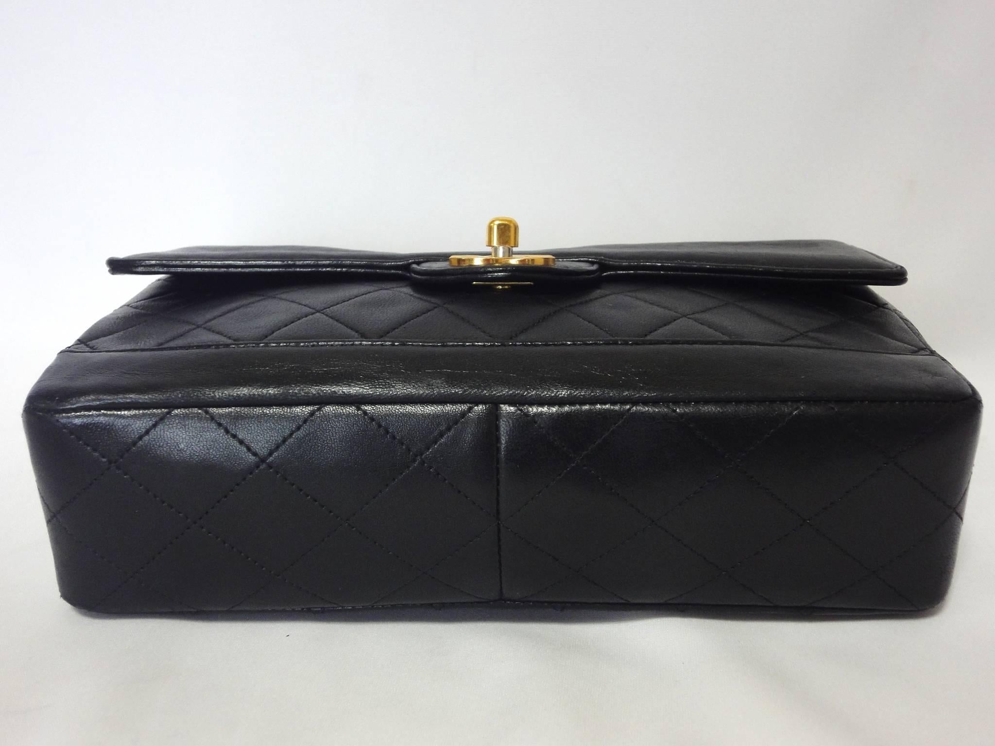 Vintage Chanel classic 2.55 black lambskin shoulder bag with golden chain straps 2