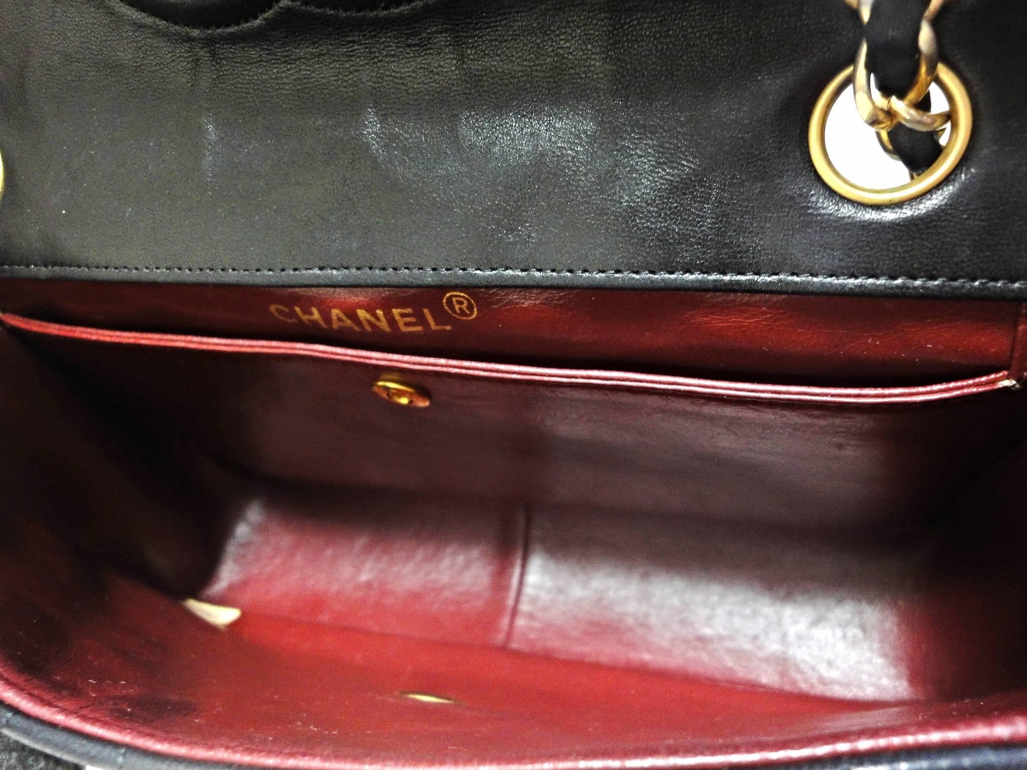 Vintage Chanel classic 2.55 black lambskin shoulder bag with golden chain straps 5