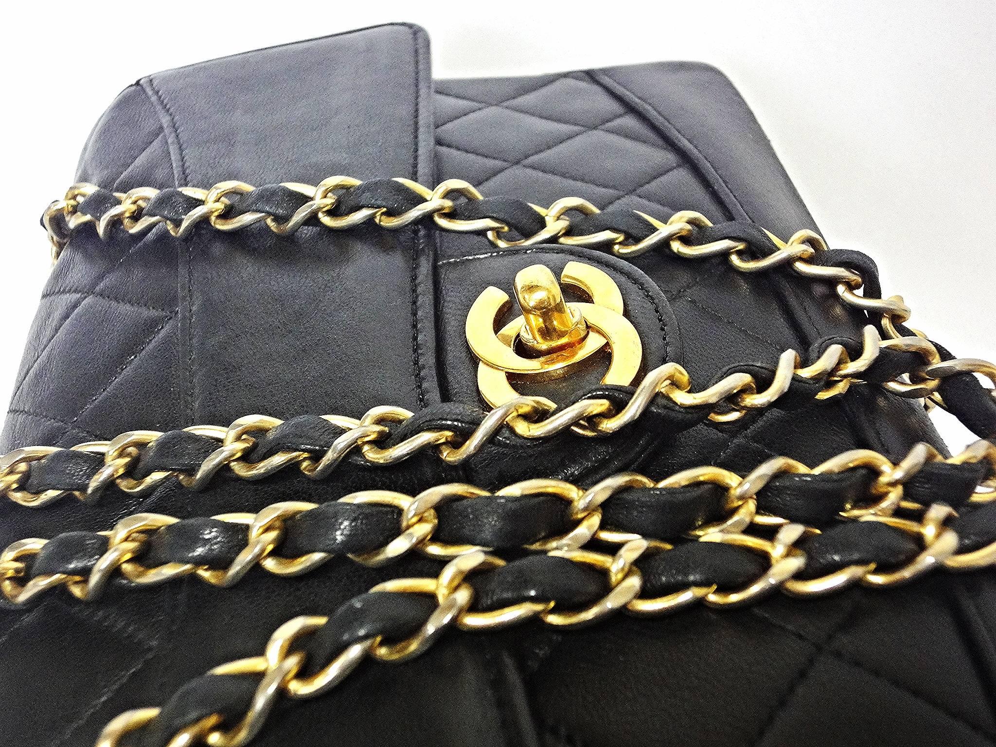 Vintage Chanel classic 2.55 black lambskin shoulder bag with golden chain straps 3