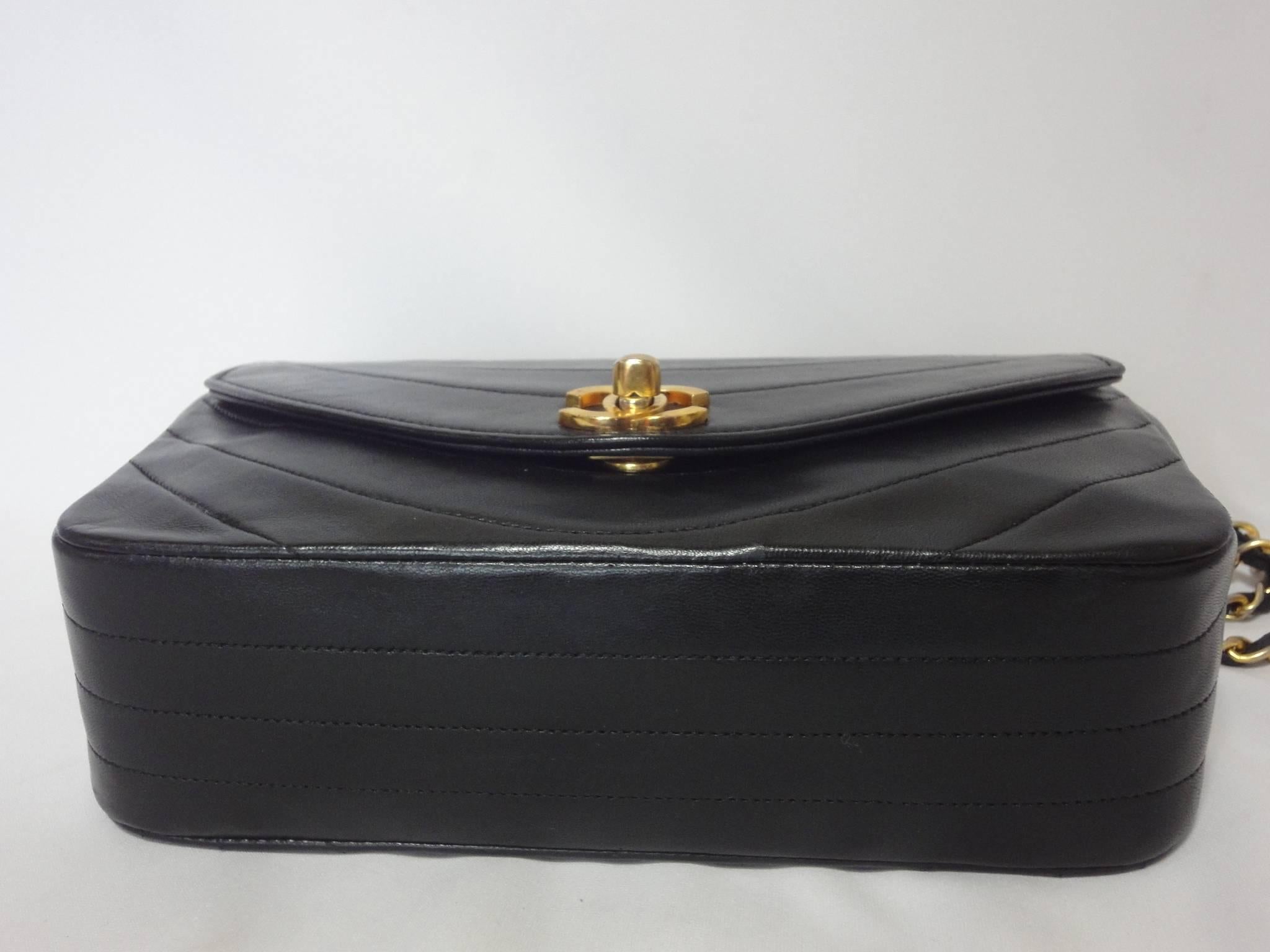 Black 80's Vintage CHANEL wave oval U stitch black lamb leather classic 2.55 flap bag