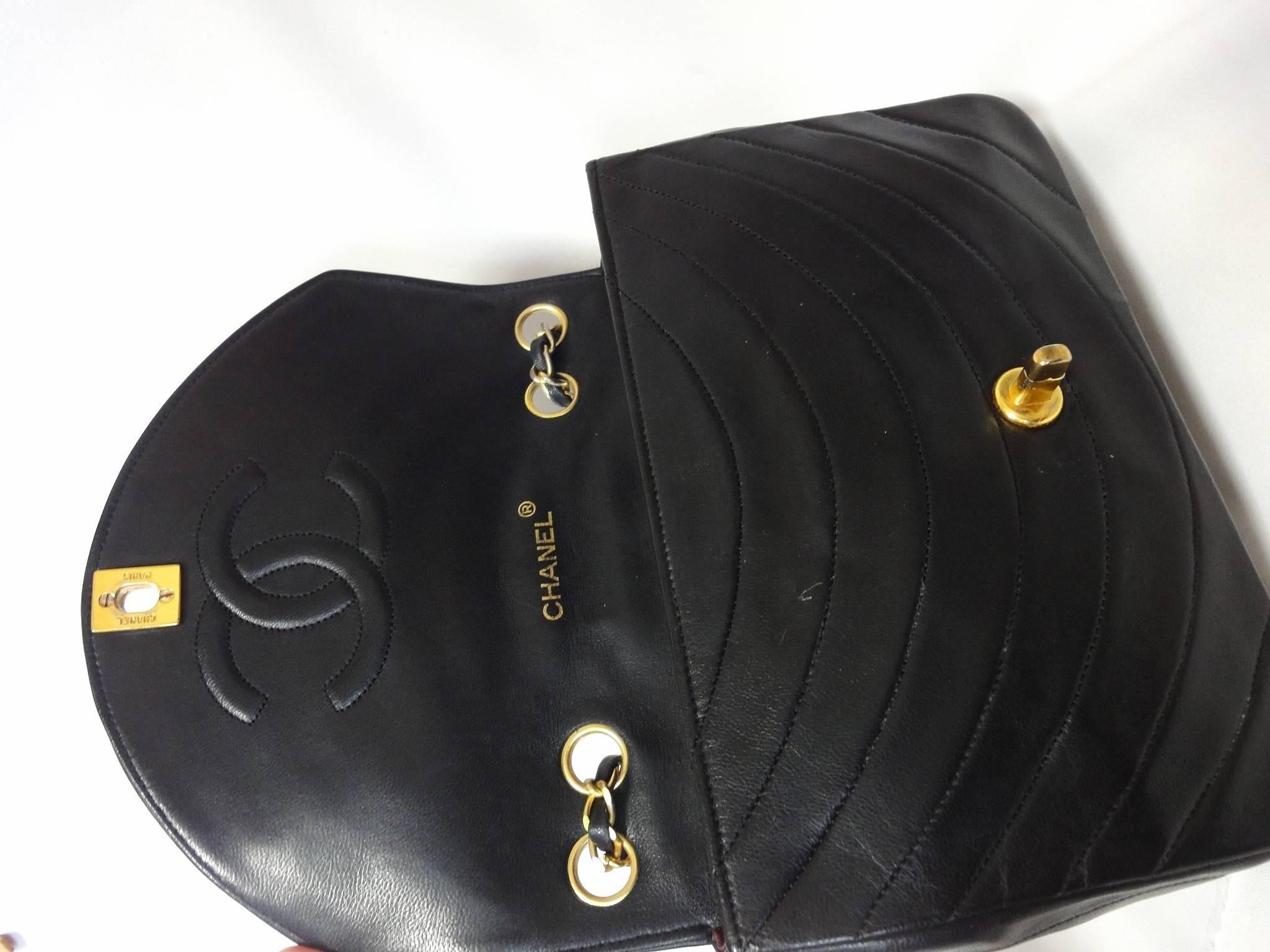80's Vintage CHANEL wave oval U stitch black lamb leather classic 2.55 flap bag In Good Condition In Kashiwa, Chiba