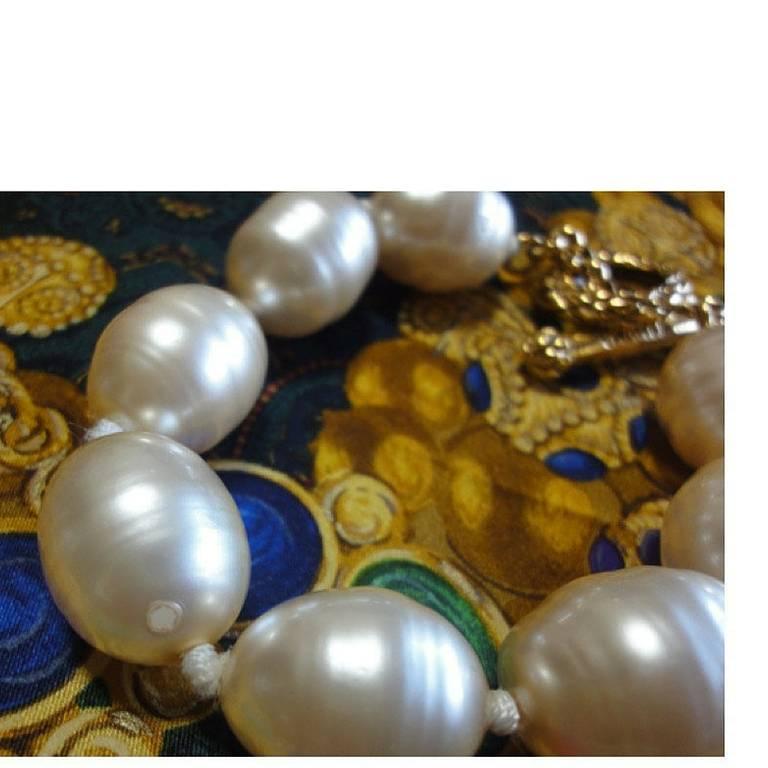 Vintage CHANEL extra large faux baroque pearl bracelet with golden logo hardware 2