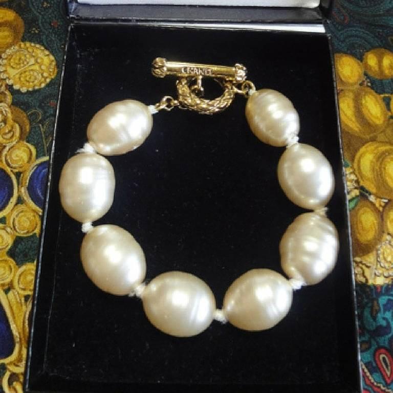 Vintage CHANEL extra large faux baroque pearl bracelet with golden logo hardware In Good Condition In Kashiwa, Chiba