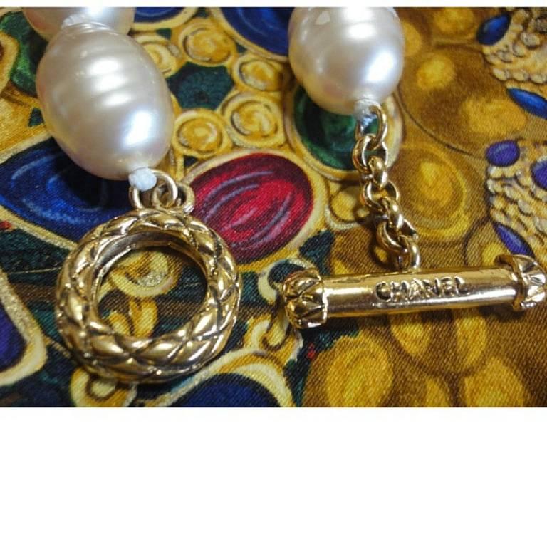 Vintage CHANEL extra large faux baroque pearl bracelet with golden logo hardware 3