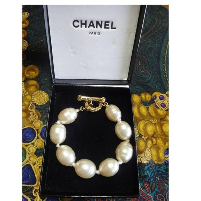 Vintage CHANEL extra large faux baroque pearl bracelet with golden logo hardware 5