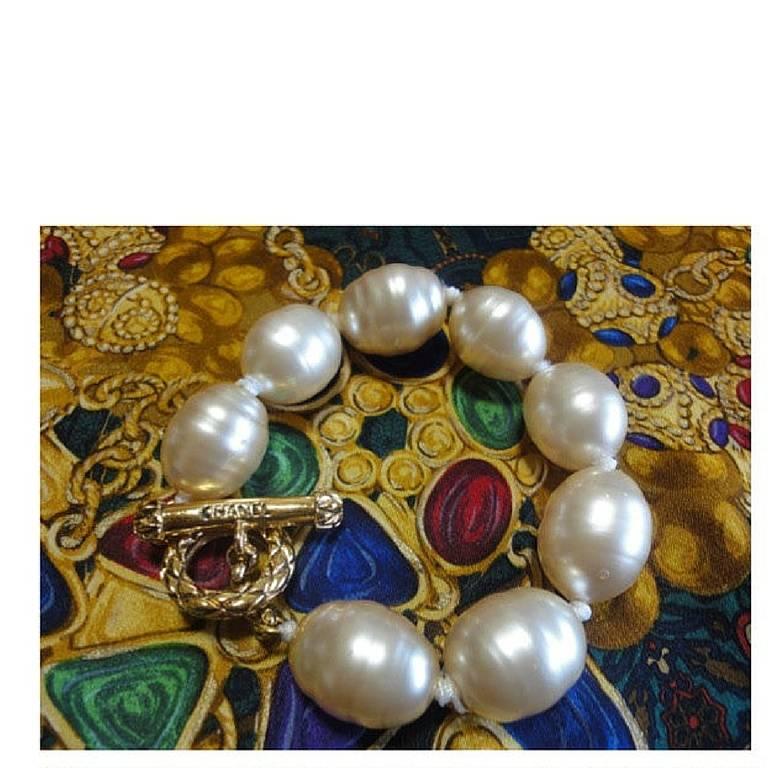 Baroque Vintage CHANEL extra large faux baroque pearl bracelet with golden logo hardware