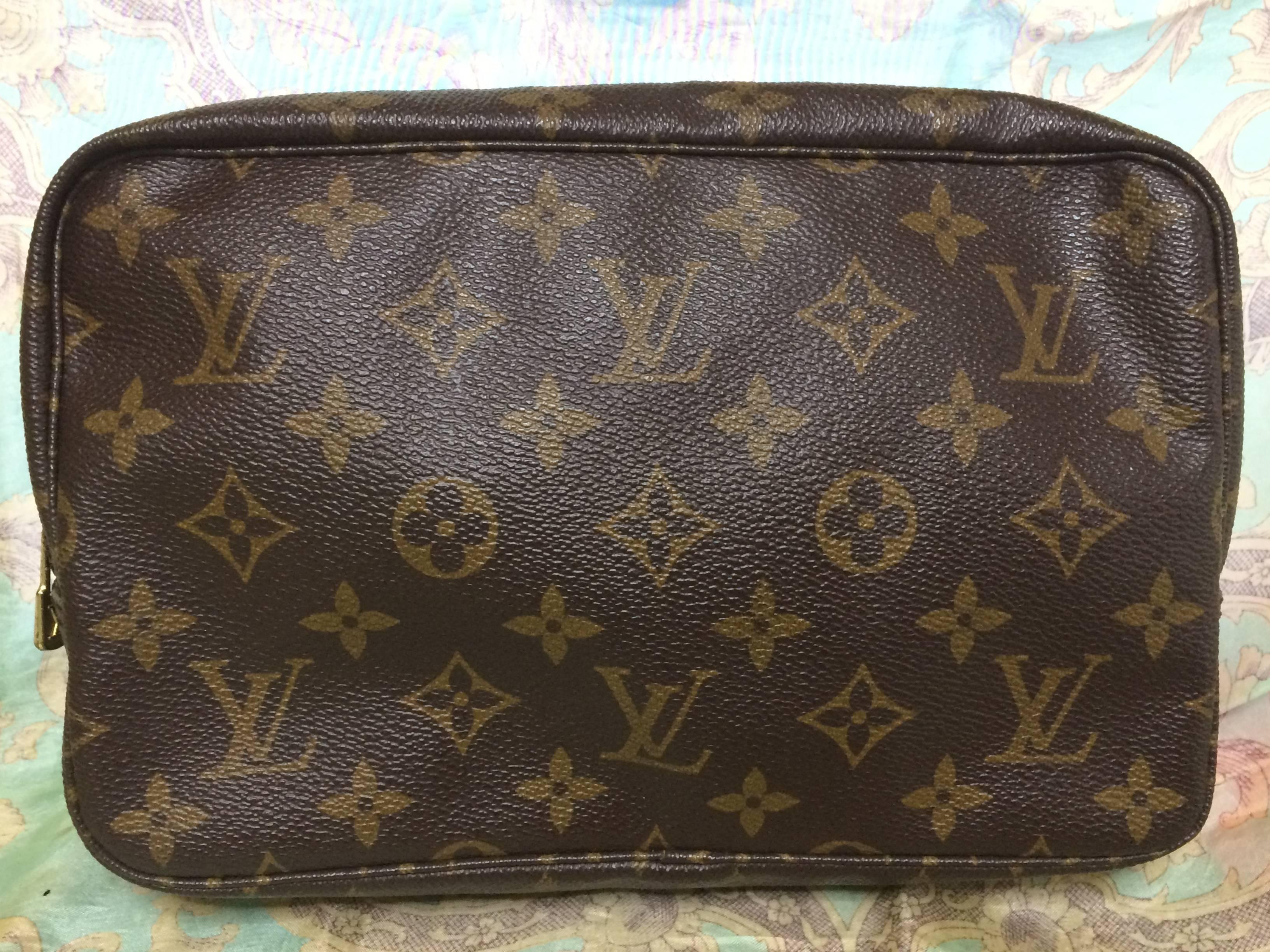 1980s. 80's Vintage Louis Vuitton classic monogram cosmetic and toilet pouch bag. Unisex use for all generations.

You are looking at the 80's Vintage Louis Vuitton monogram cosmetic/toilet pouch purse. 

Since this is very old, this doesn't