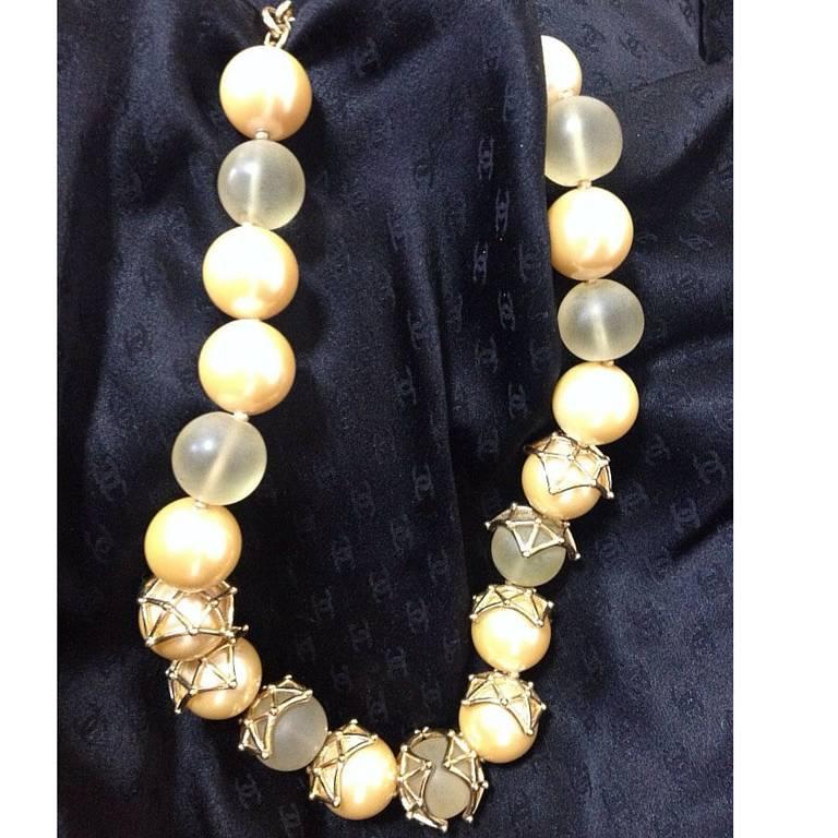 MINT. Vintage Givenchy large white faux pearl and gold tone spider nest necklace In Excellent Condition For Sale In Kashiwa, Chiba