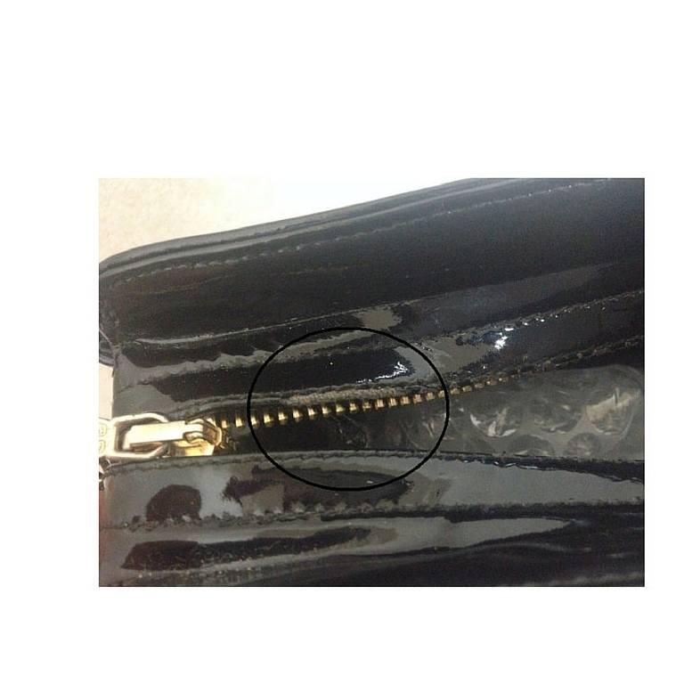 Vintage CHANEL black patent enamel quilted leather large shoulder tote bag For Sale 2