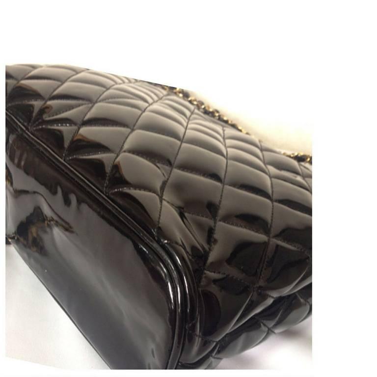 Women's Vintage CHANEL black patent enamel quilted leather large shoulder tote bag For Sale