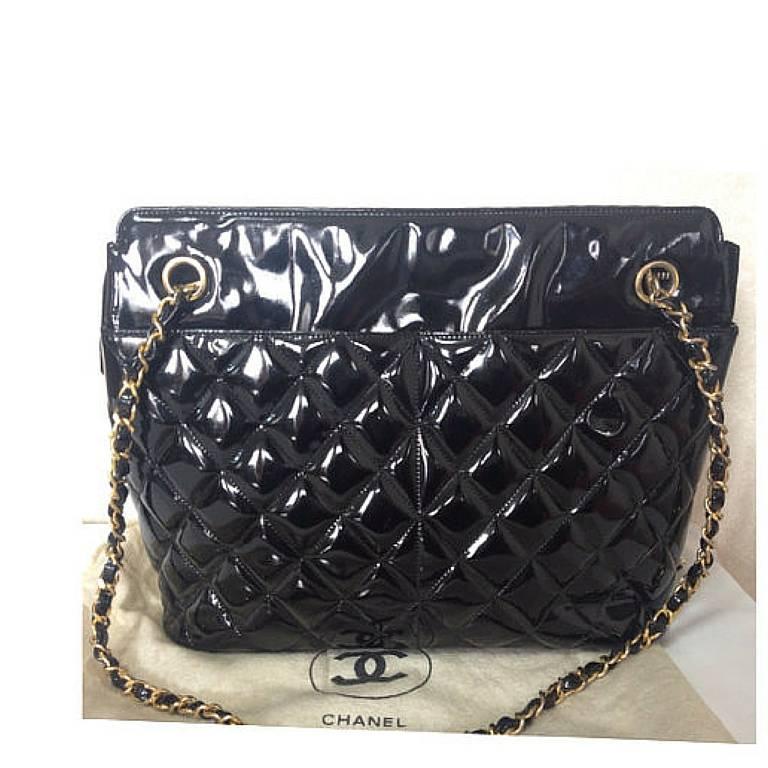 Black Vintage CHANEL black patent enamel quilted leather large shoulder tote bag For Sale