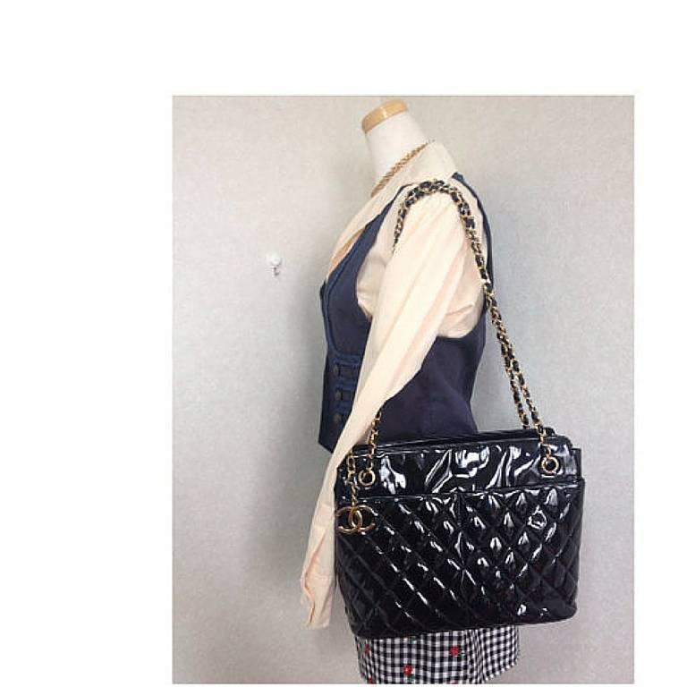 Vintage CHANEL black patent enamel quilted leather large shoulder tote bag For Sale 5