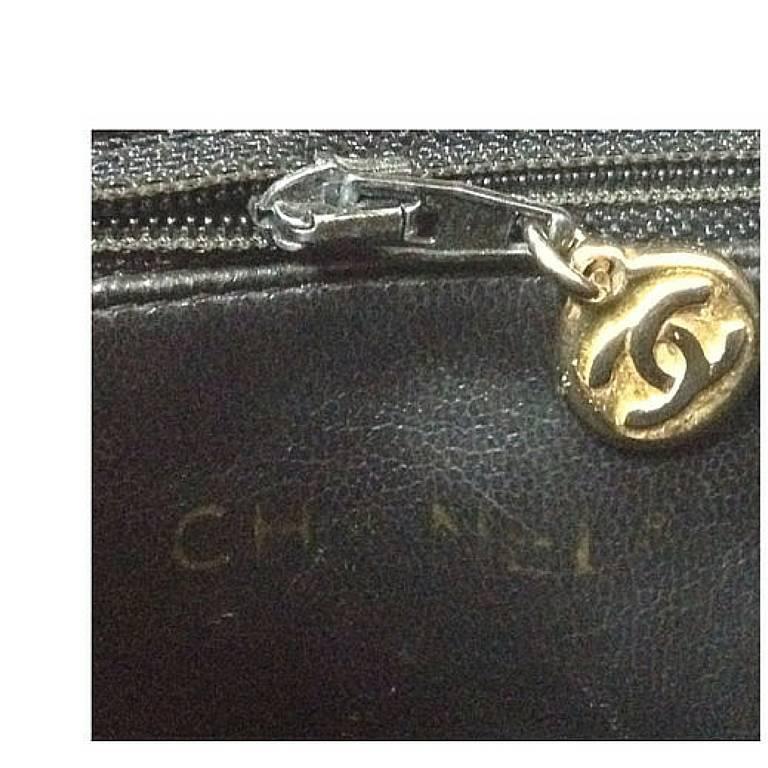 Vintage CHANEL black patent enamel quilted leather large shoulder tote bag For Sale 3