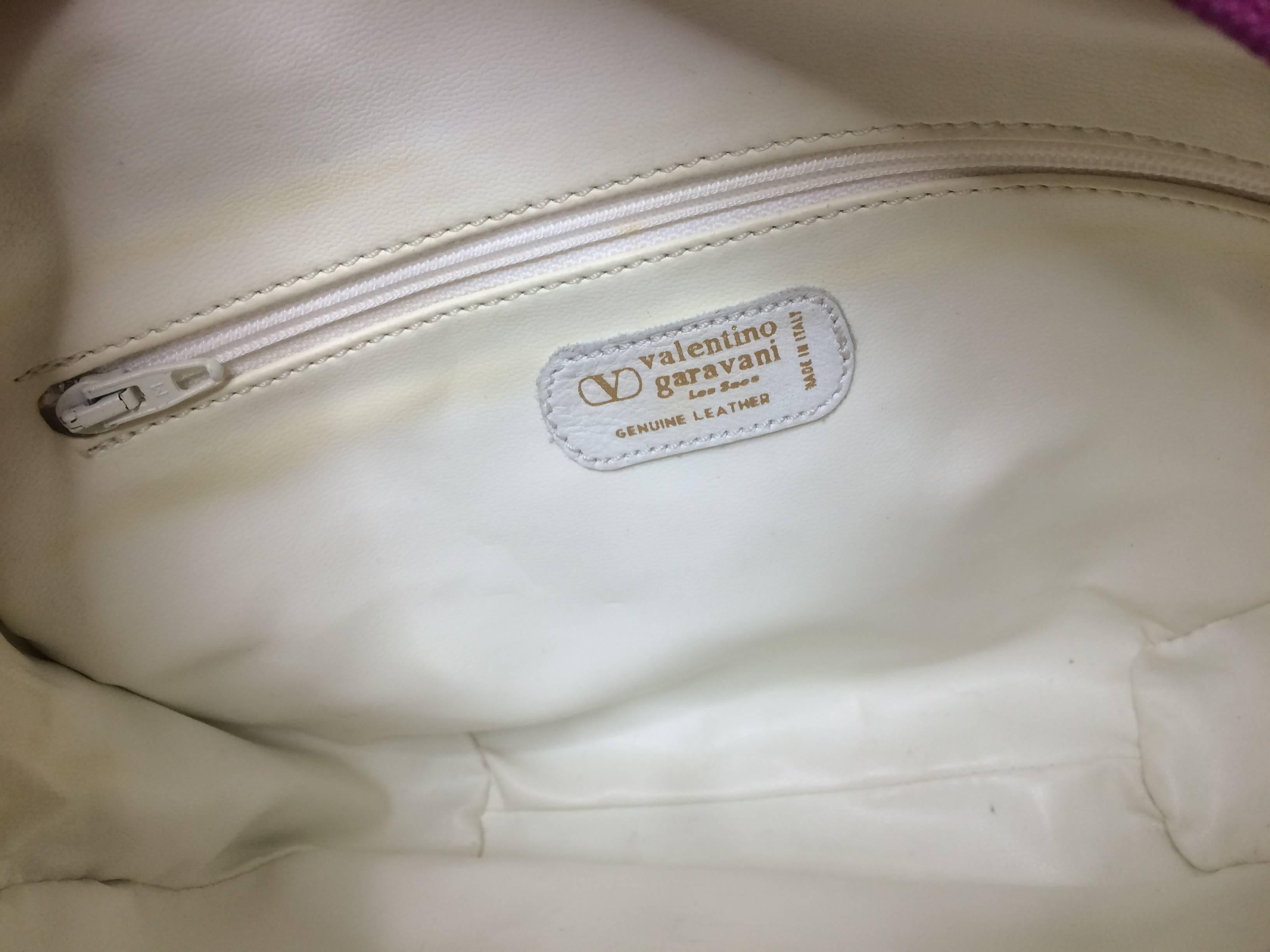 Vintage Valentino Garavani pink  round shape shoulder bag with white emboroidery For Sale 3