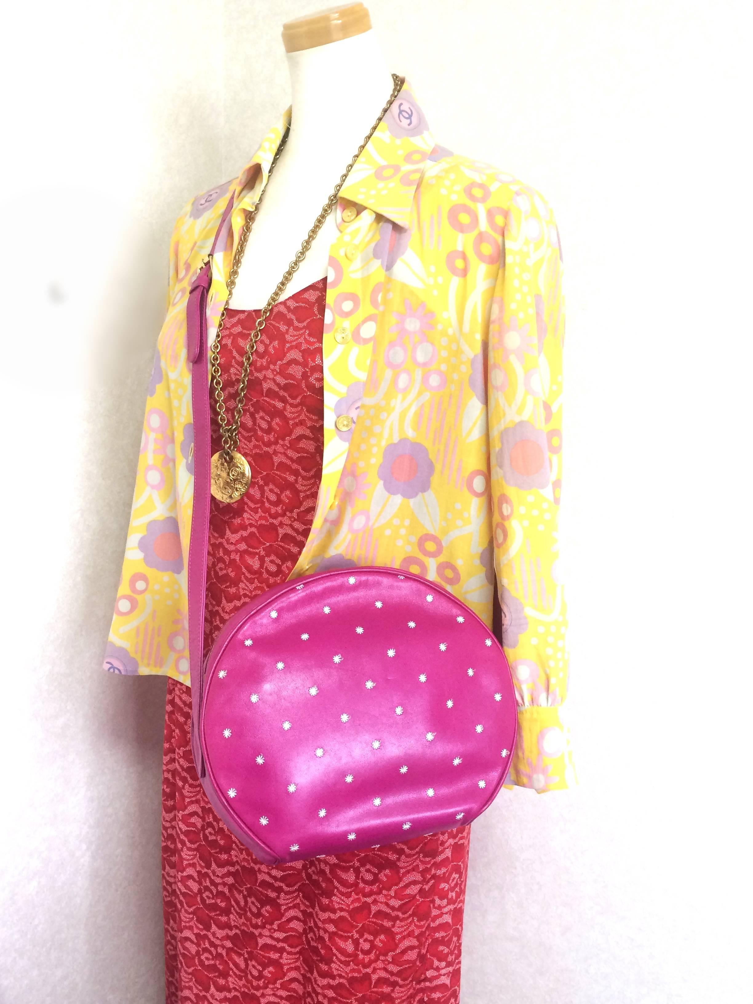 Vintage Valentino Garavani pink  round shape shoulder bag with white emboroidery For Sale 5
