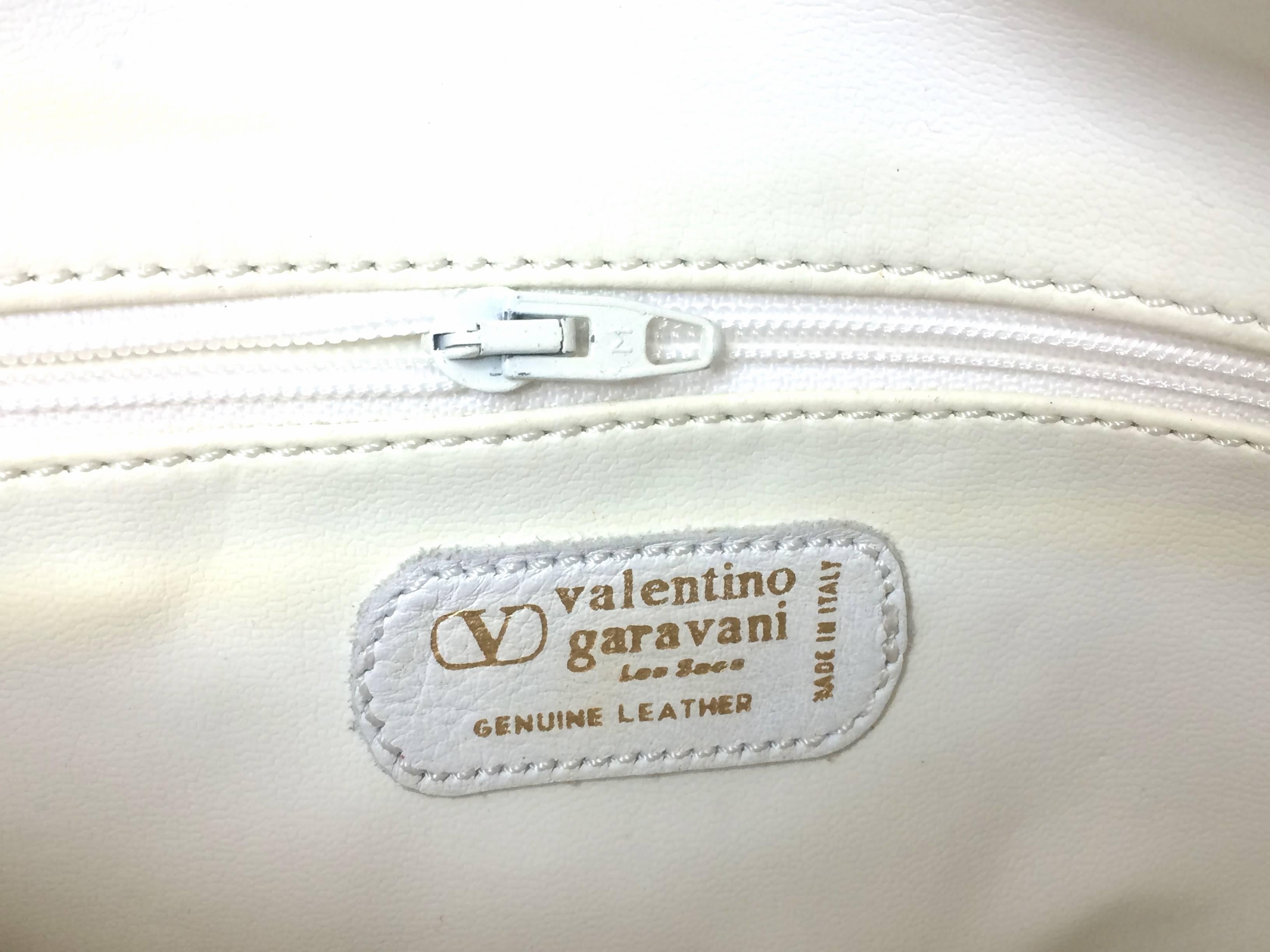 Vintage Valentino Garavani pink  round shape shoulder bag with white emboroidery For Sale 2
