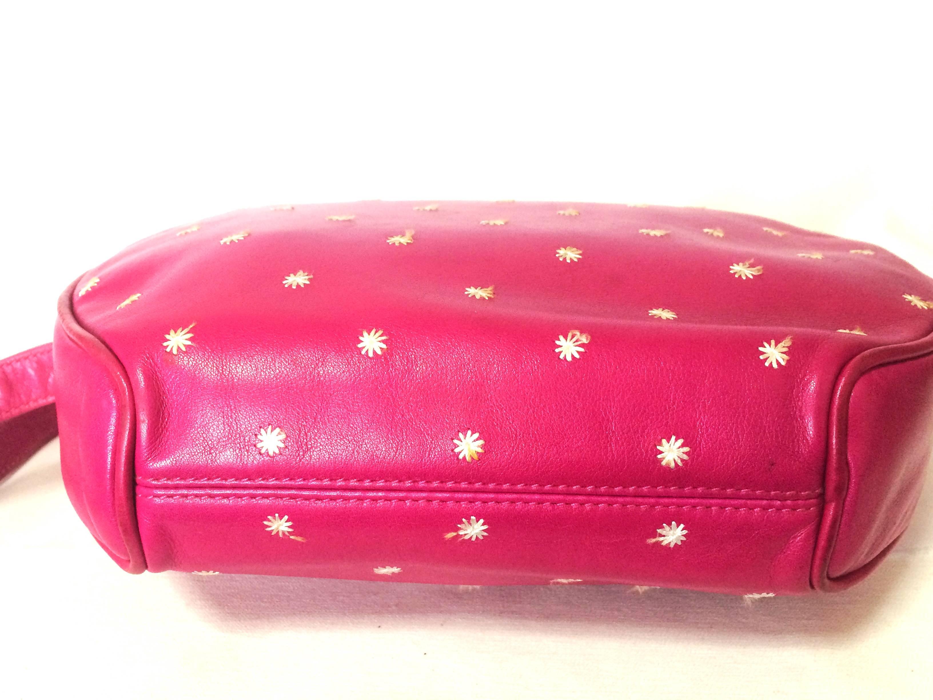 Vintage Valentino Garavani pink  round shape shoulder bag with white emboroidery In Good Condition For Sale In Kashiwa, Chiba