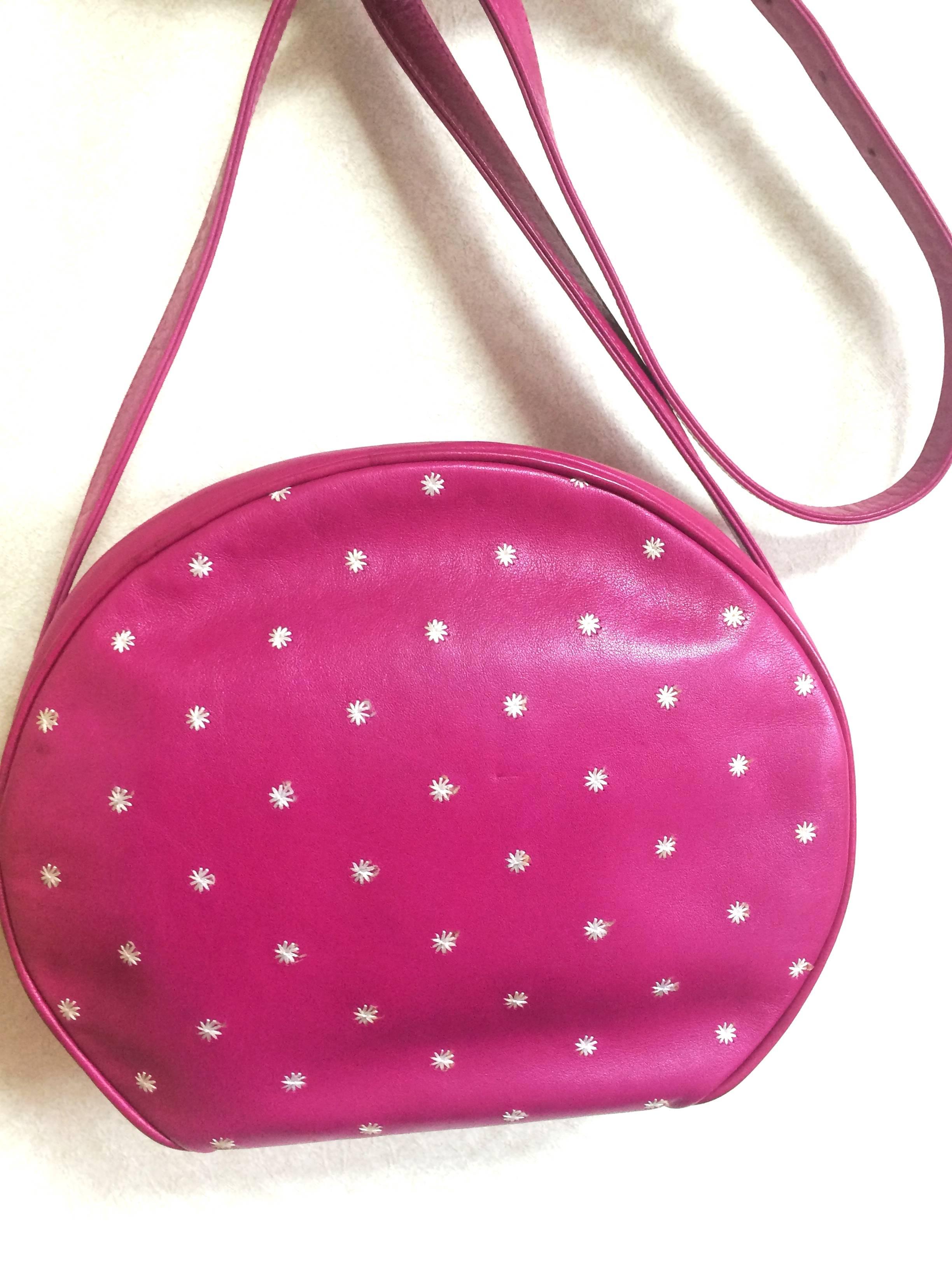 Vintage Valentino Garavani pink  round shape shoulder bag with white emboroidery For Sale 4