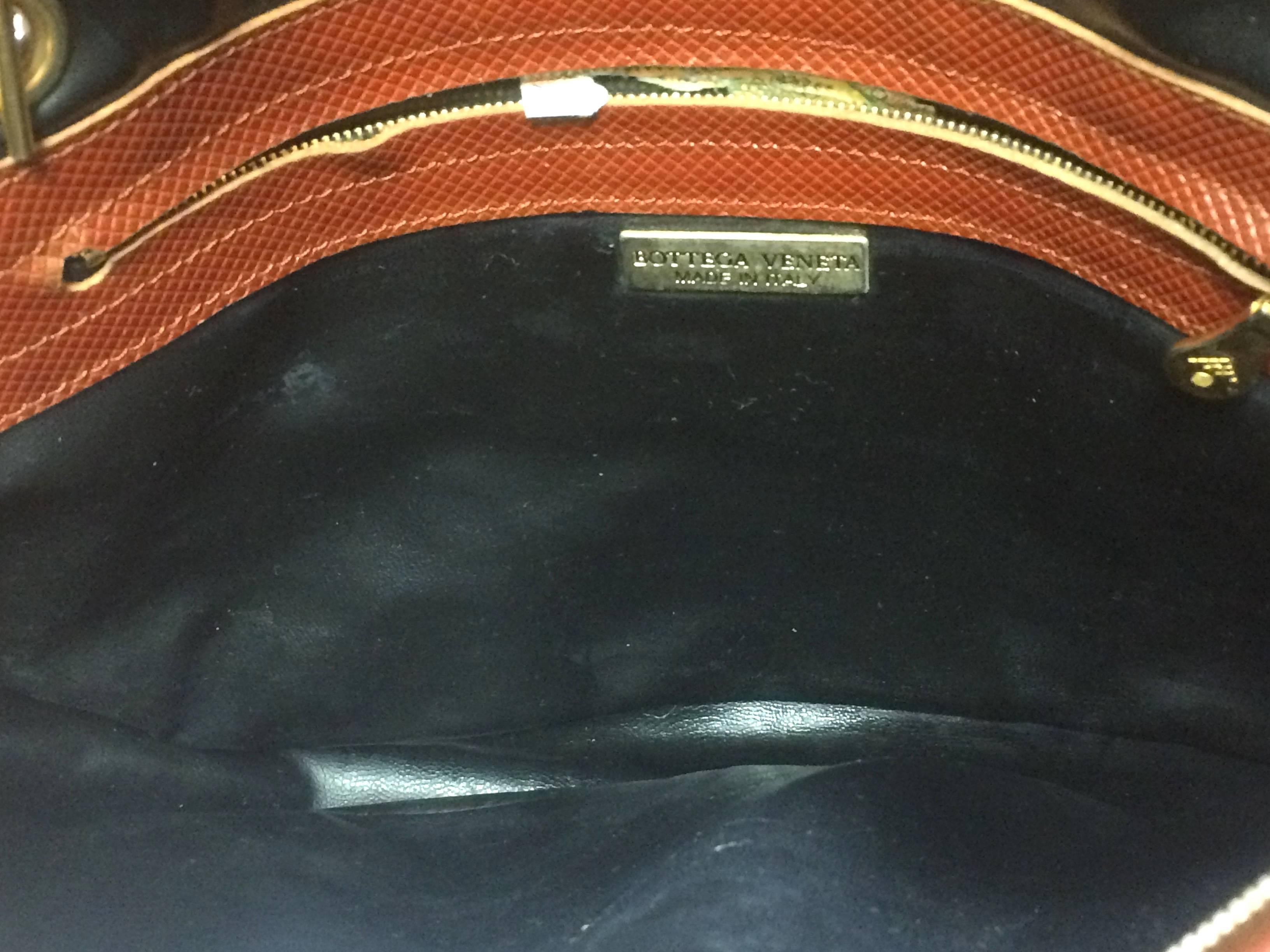 Women's or Men's Vintage Bottega Veneta classic black shoulder bag with long brown intrecciato For Sale