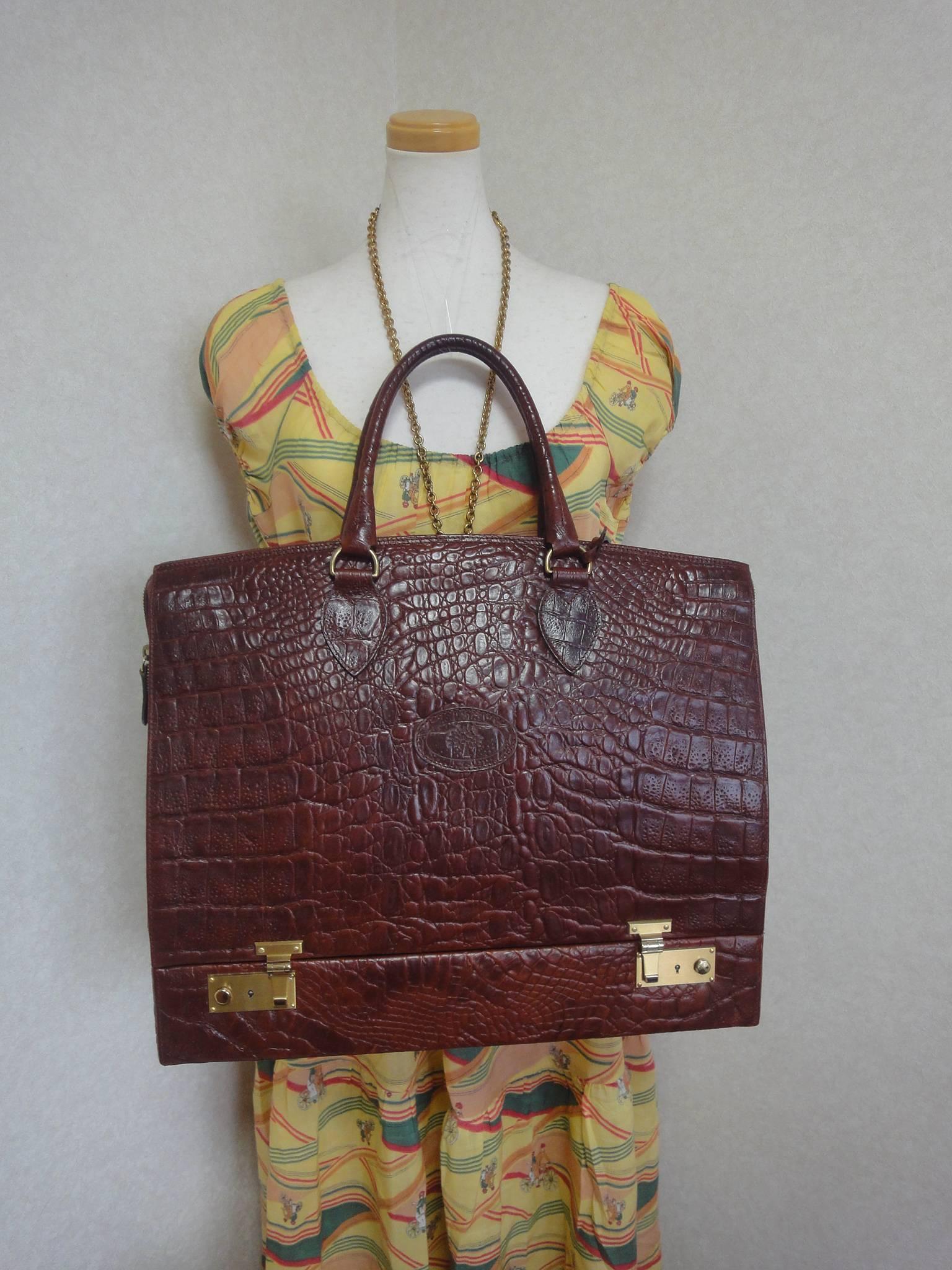 1990s. MINT. Vintage Mulberry croc embossed leather birkin doctor's bag style travel bag with built-in jewelry case. Unisex. Special custom order

MINT! Vintage Mulberry croc embossed leather birkin style, large Doctor's bag style travel bag with