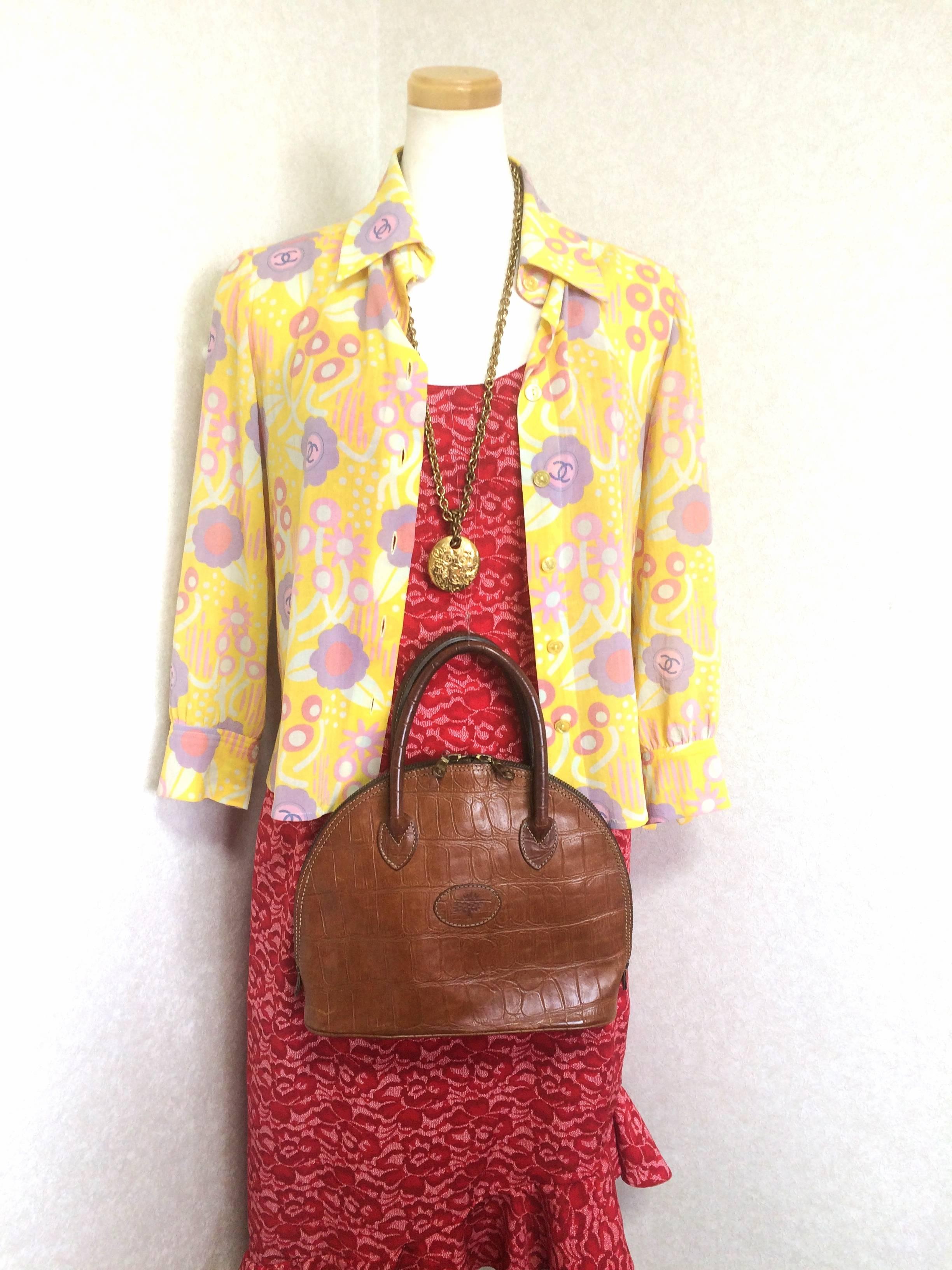 Vintage Mulberry croc embossed brown leather mini tote in bolide bag shape. Masterpiece back in the era. Roger Saul era.

This is one old sophisticated masterpiece from Mulberry in the early 90s, Roger Saul era. 
Mini tote bag in bolide shape
