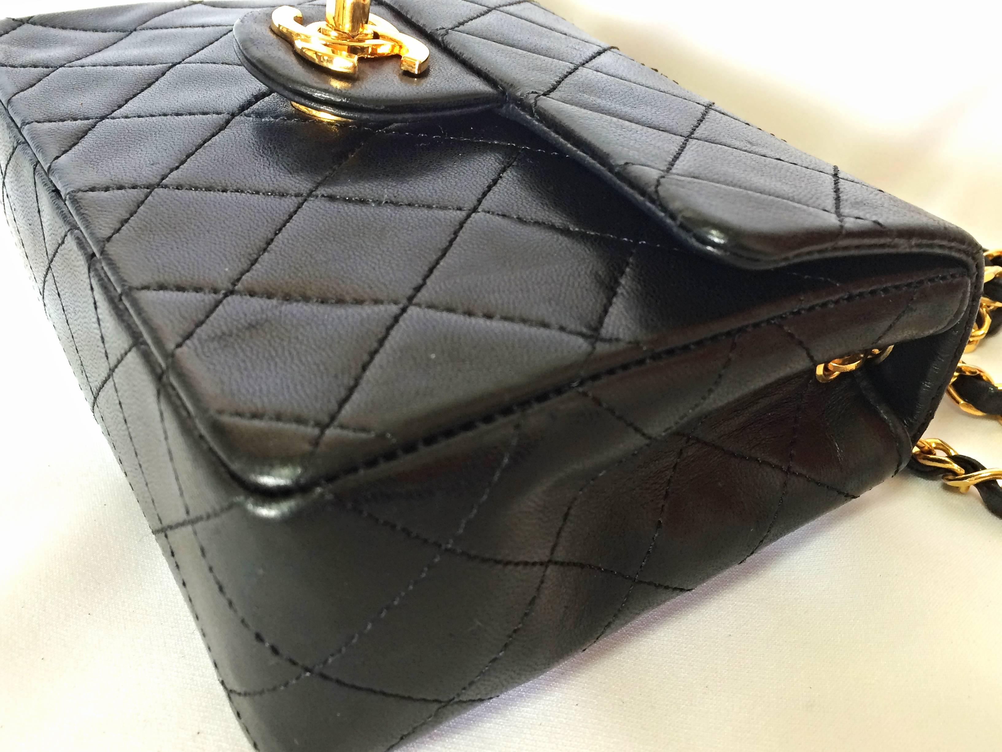 Vintage CHANEL black lamb leather flap chain shoulder bag, classic 2.55 mini bag For Sale 1