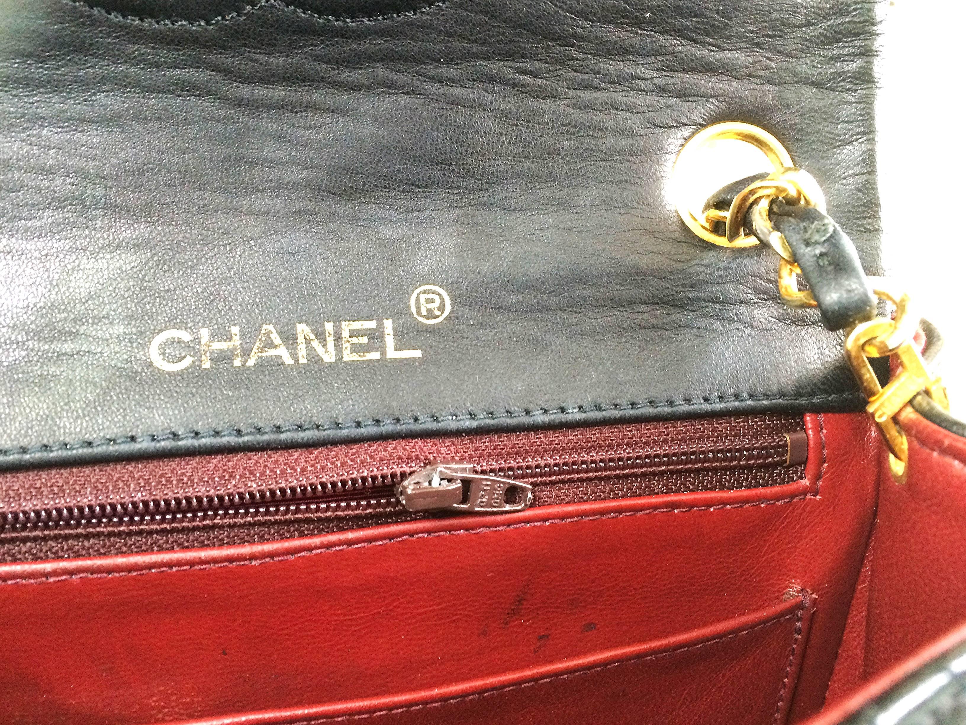 Vintage CHANEL black lamb leather flap chain shoulder bag, classic 2.55 mini bag For Sale 3