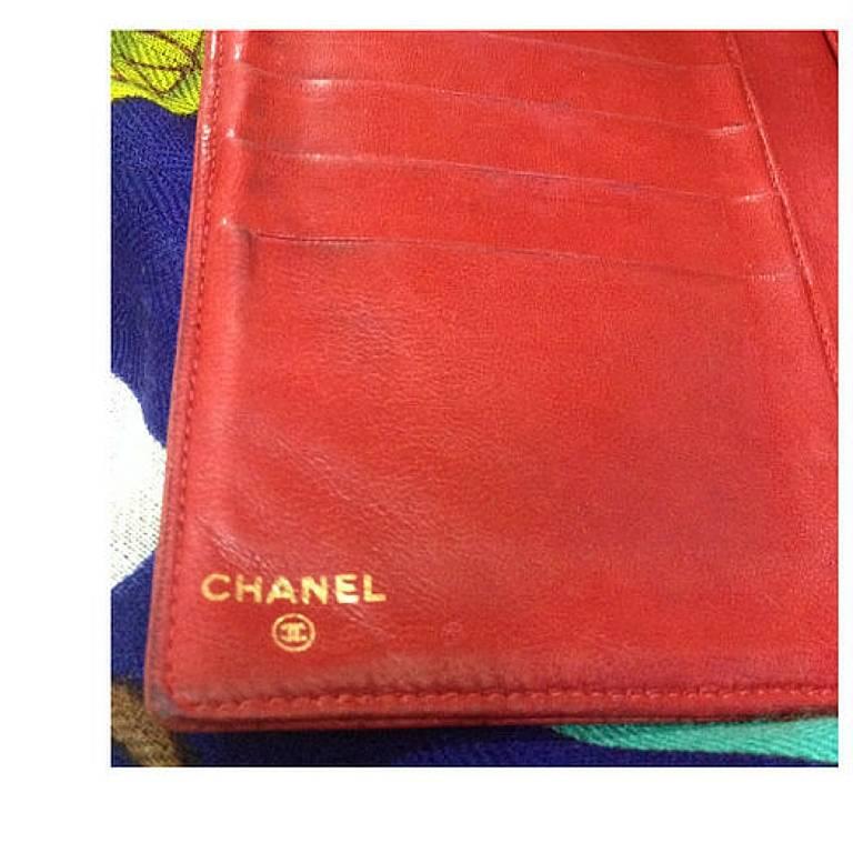 Vintage CHANEL red caviar leather wallet with large CC logo stitch mark. Classic 2