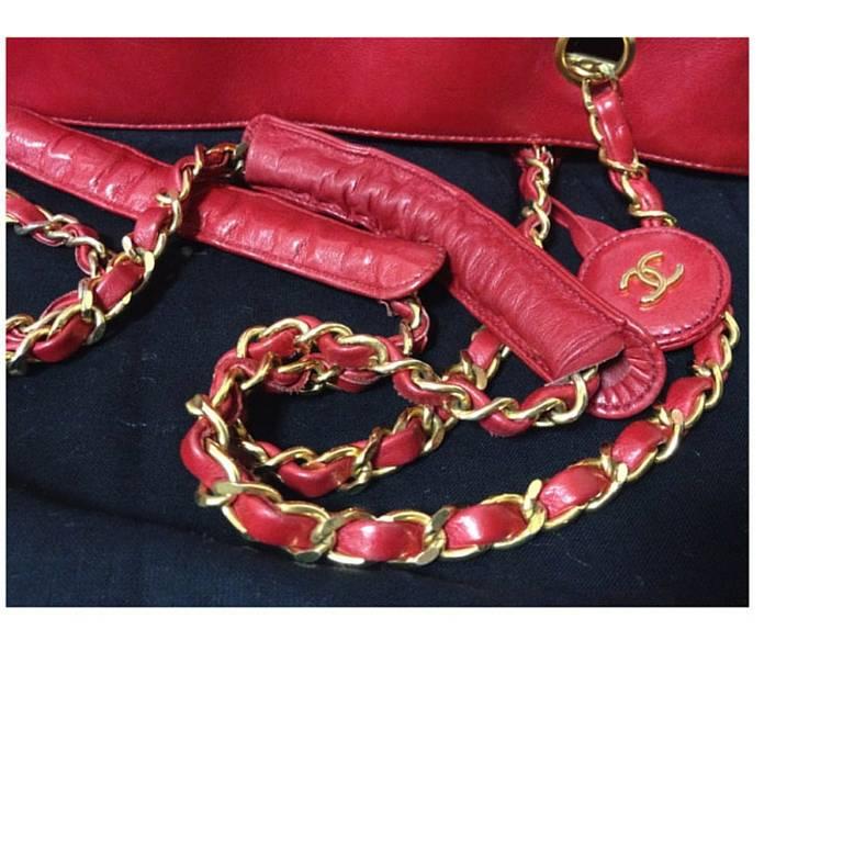 Vintage CHANEL lipstick red leather large tote bag with golden chains and cc. In Good Condition For Sale In Kashiwa, Chiba
