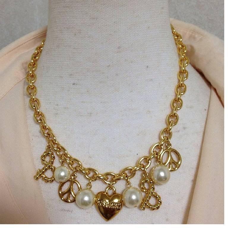 MINT. Vintage Moschino statement necklace with heart, peace mark, faux pearls.  In Excellent Condition For Sale In Kashiwa, Chiba
